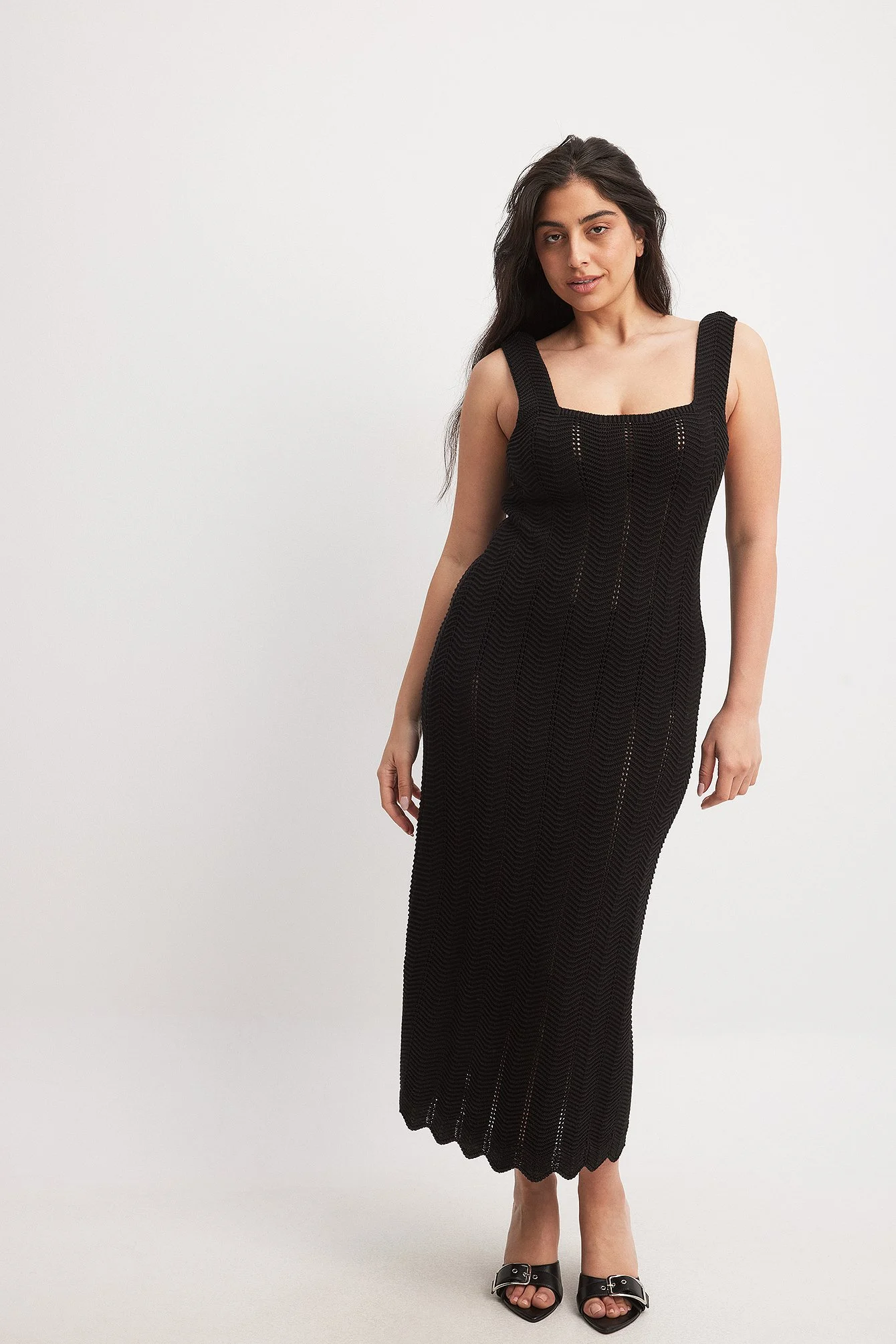 Fließendes Strick-Midikleid