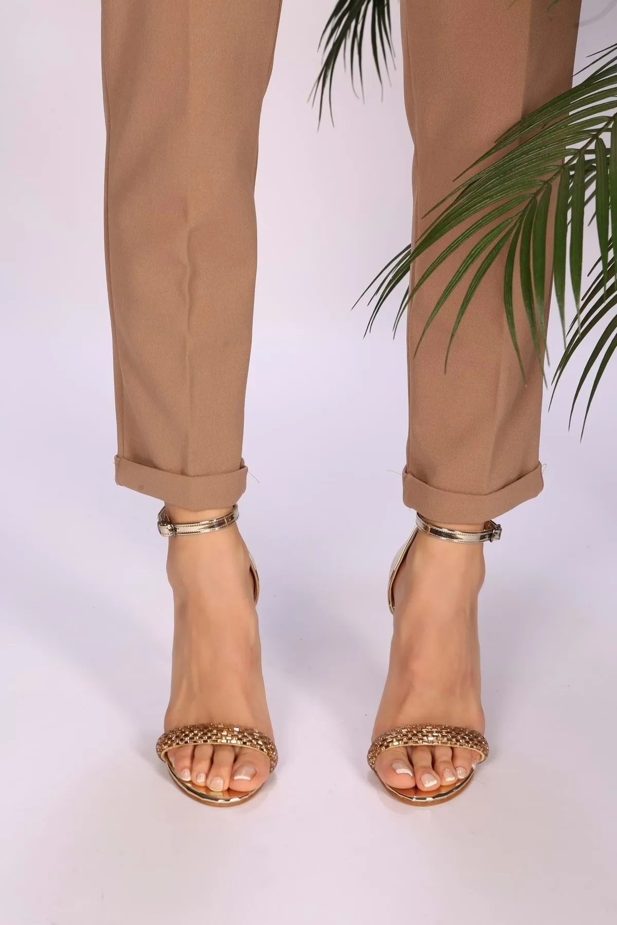 Shoeberry  Damen-Schuhe mit goldenem Strass-Einzelriemen und Absatz