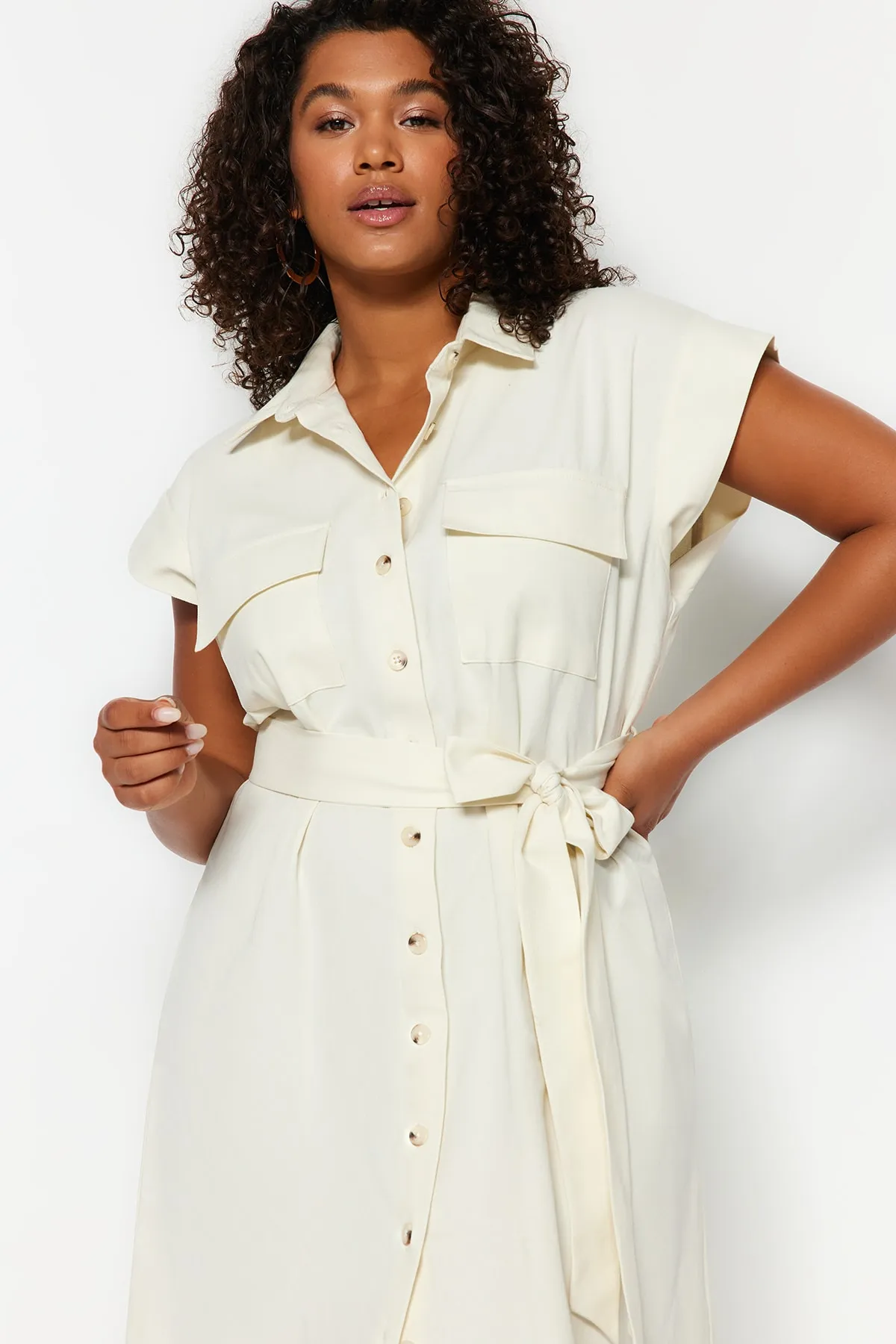 Trendyol Curve  Gewebtes Hemdblusenkleid mit Gürtel in Stein TBBSS23AH00252