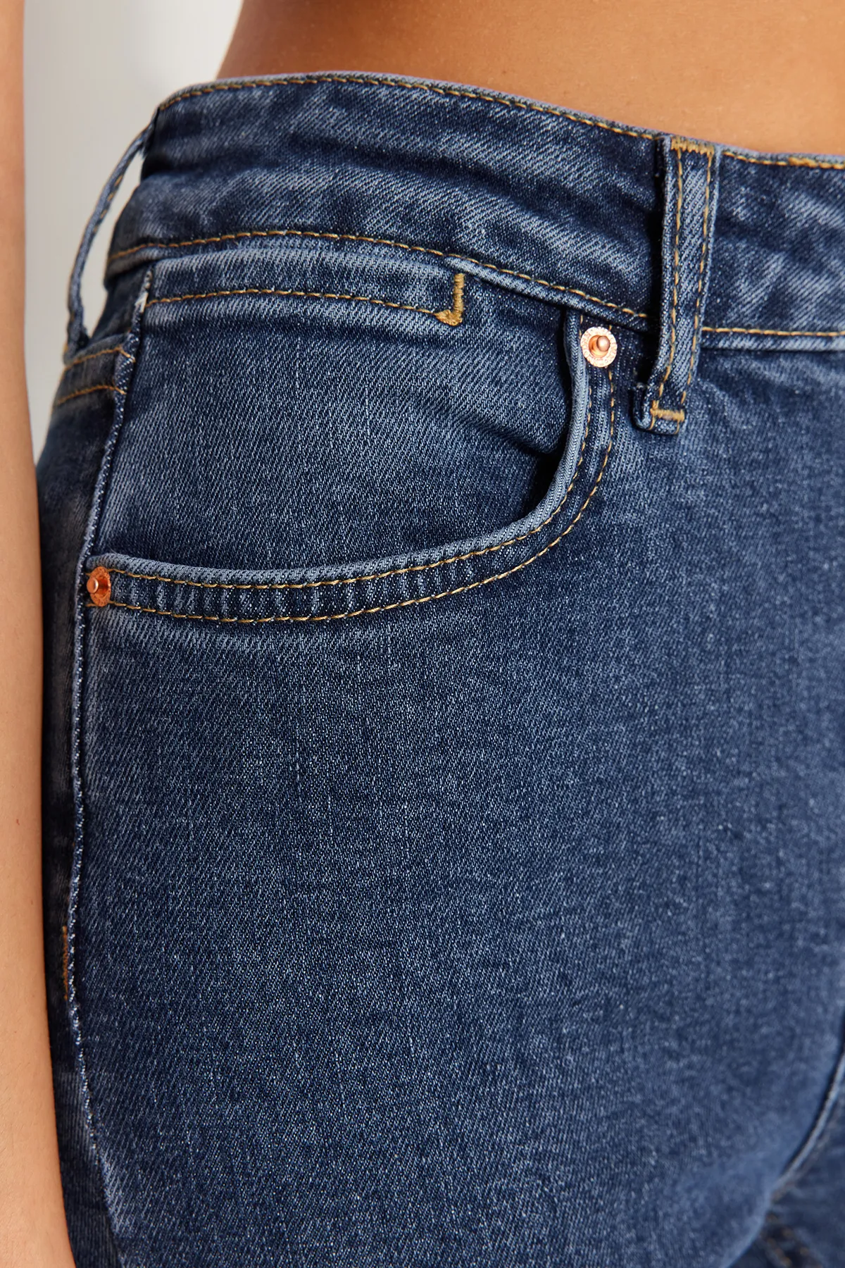 Trendyol Collection  Dunkelblaue Schlagjeans mit hoher Taille TWOSS24JE00043