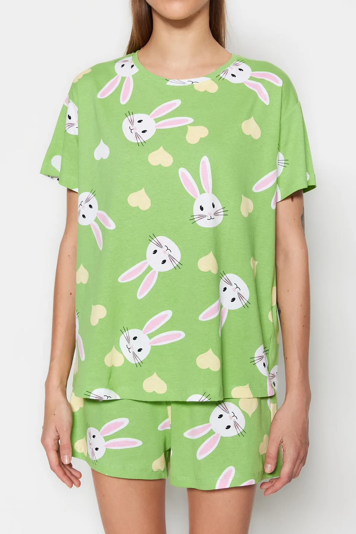 Trendyol Collection  Grünes Strickpyjama-Set mit T-Shirt und Shorts aus 100 % Baumwolle mit Herz-Hasen-Muster THMSS23PT00005