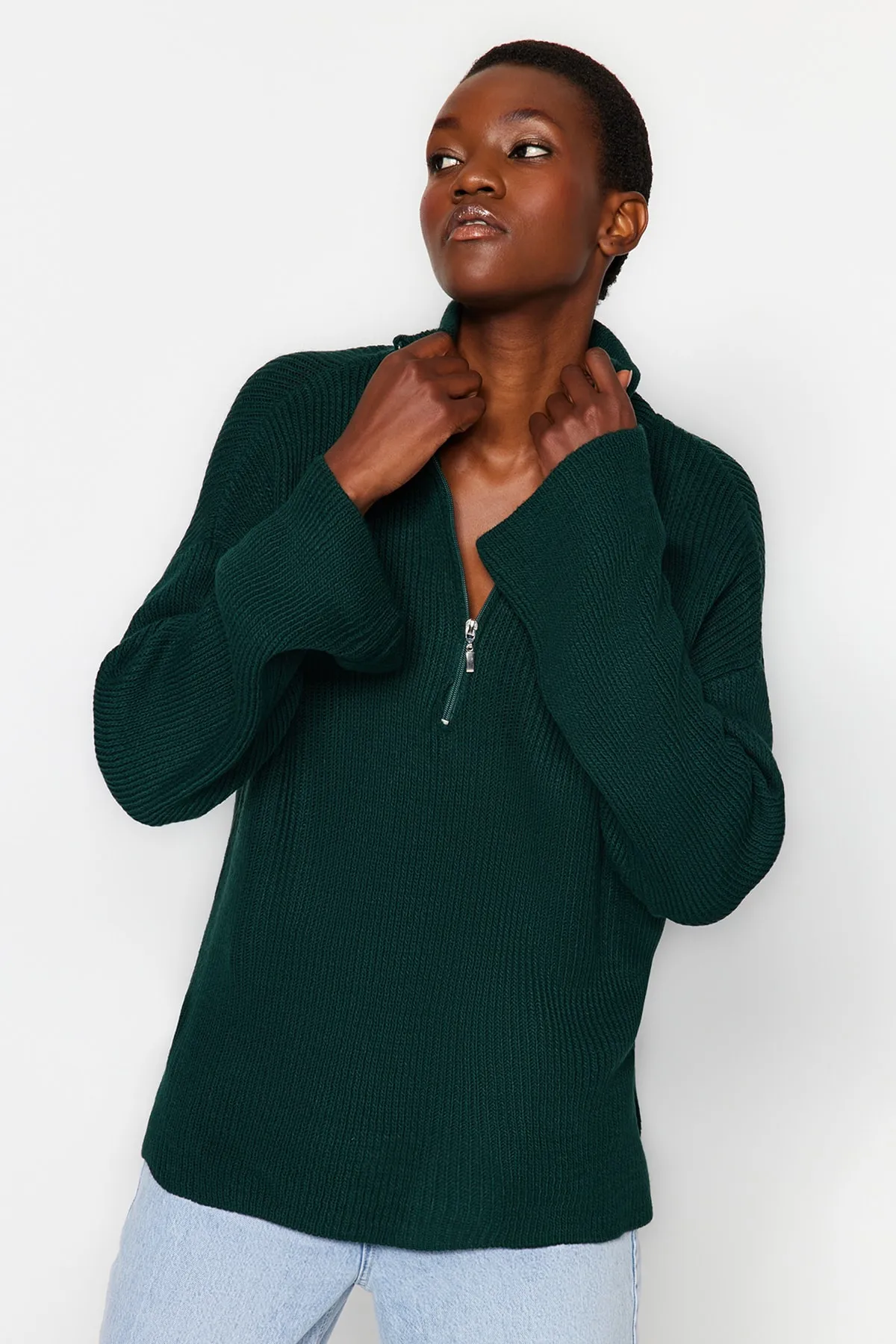 Trendyol Collection  Smaragdgrüner Strickpullover mit Reißverschluss und Stehkragen in weiter Passform TWOAW24KZ00507