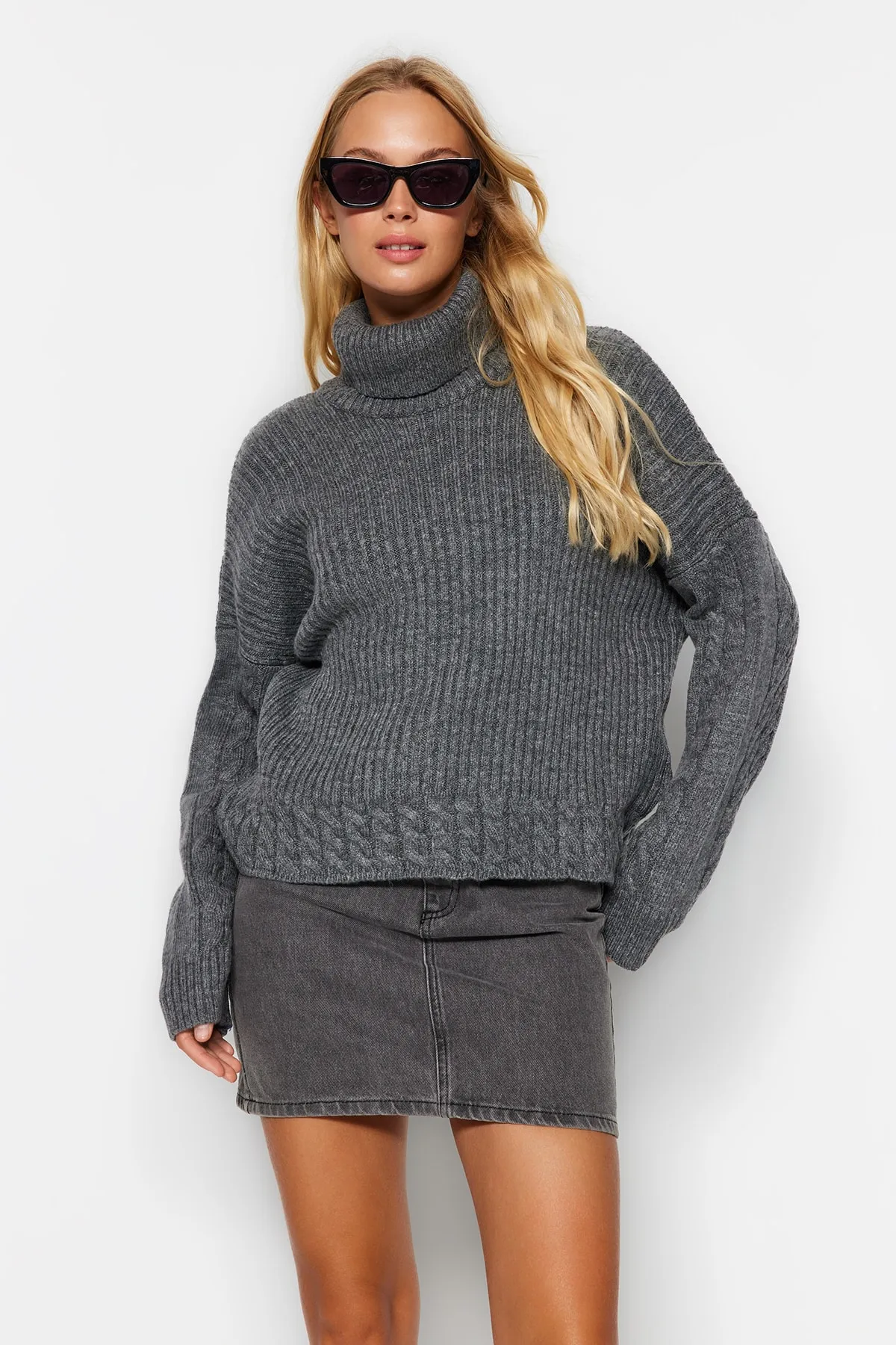 Trendyol Collection  Anthrazitfarbener Rollkragenpullover TWOAW24KZ00777