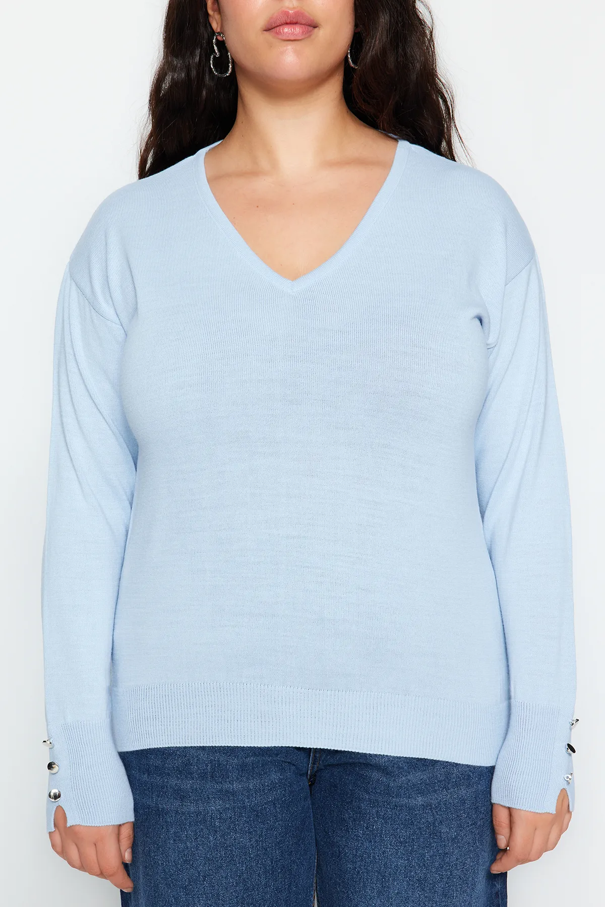 Trendyol Curve  Babyblauer Strickpullover mit V-Ausschnitt und Knopfleiste TBBAW23AN00043