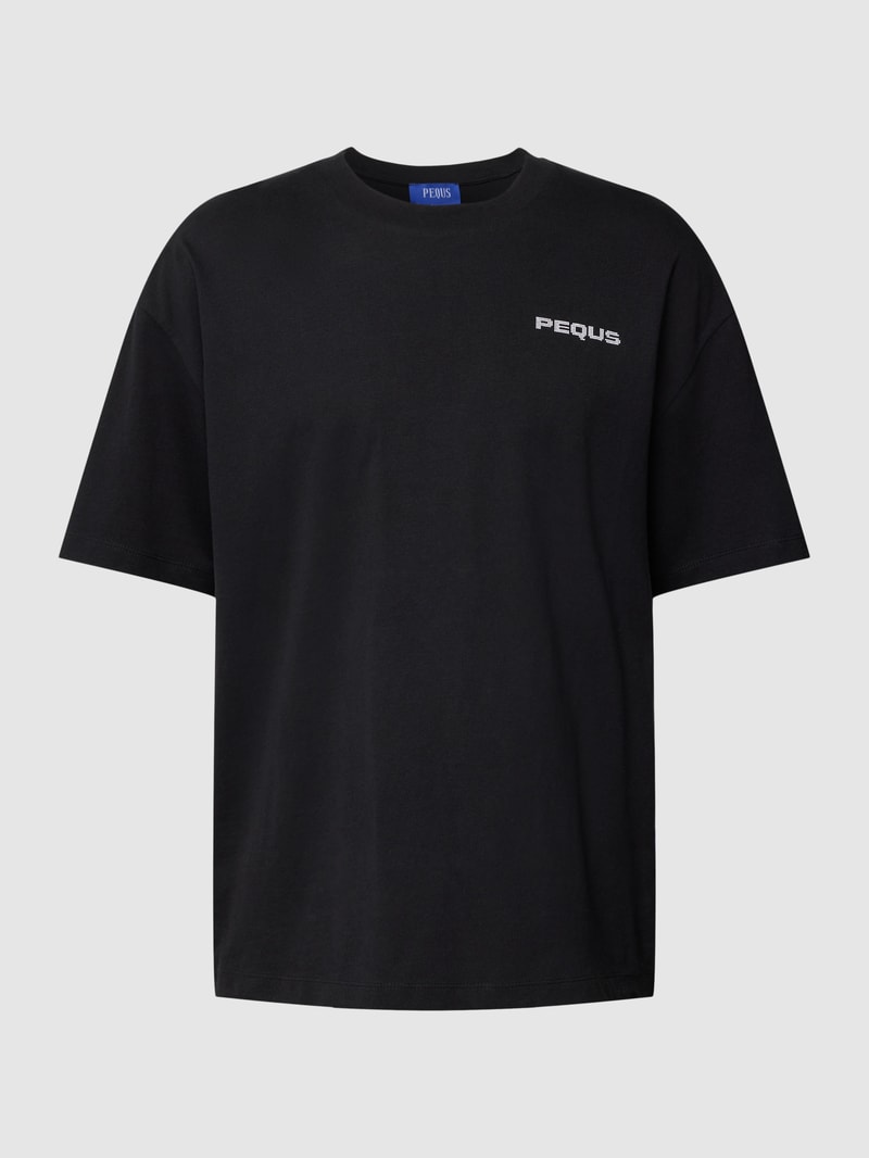 PEQUS X P&C - T-Shirt mit Label-Prints in schwarz