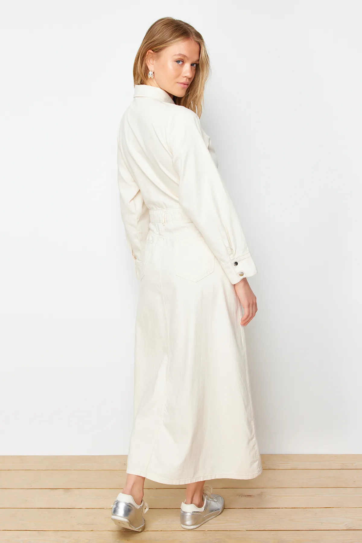 Trendyol Collection  Ecrufarbenes, schlichtes Hemdblusenkleid, starres Maxikleid TWOSS24EL00925