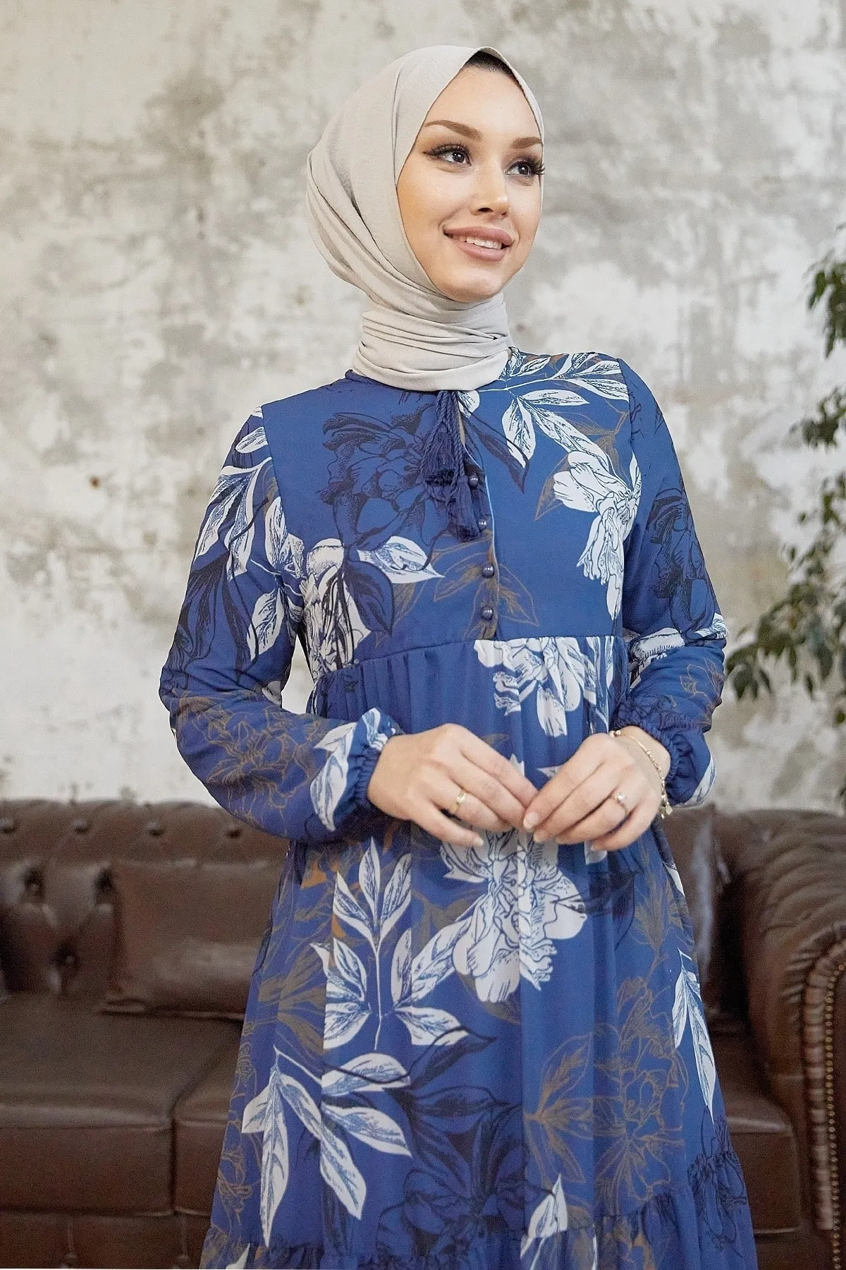 InStyle  Jalya Chiffonkleid mit geknöpftem Kragen und Schnürung – Indigo