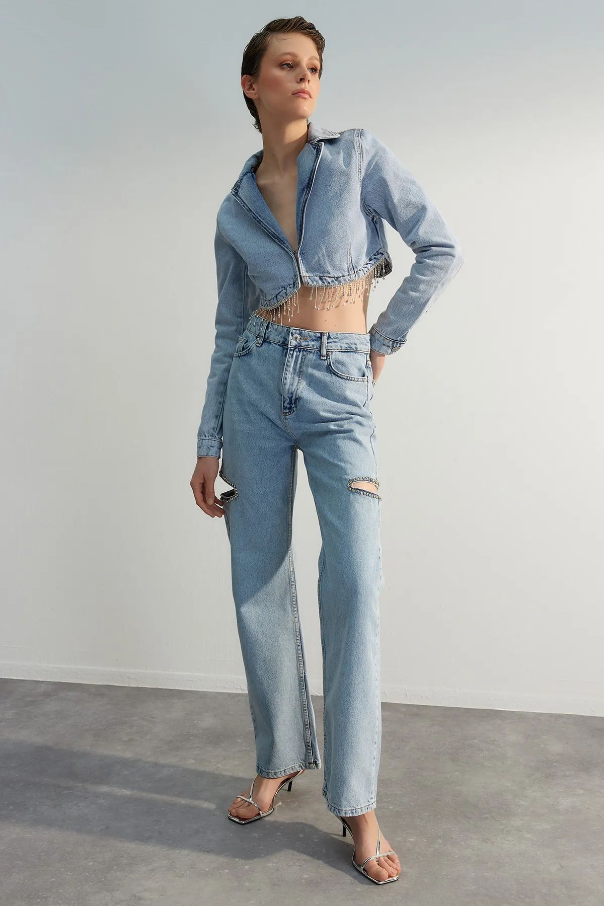 Trendyol Collection  Hellblaue Jeans mit Cut-Outs und Steindetails TPRAW23JE00010