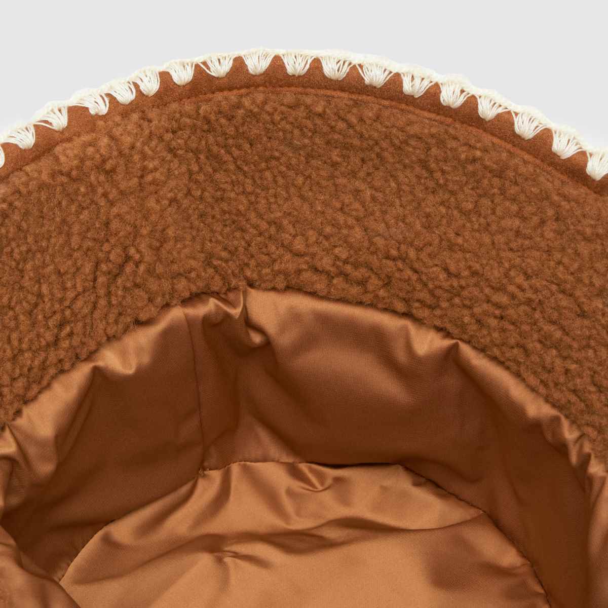 UGG kastanjig fluffig mössa med vågig kant