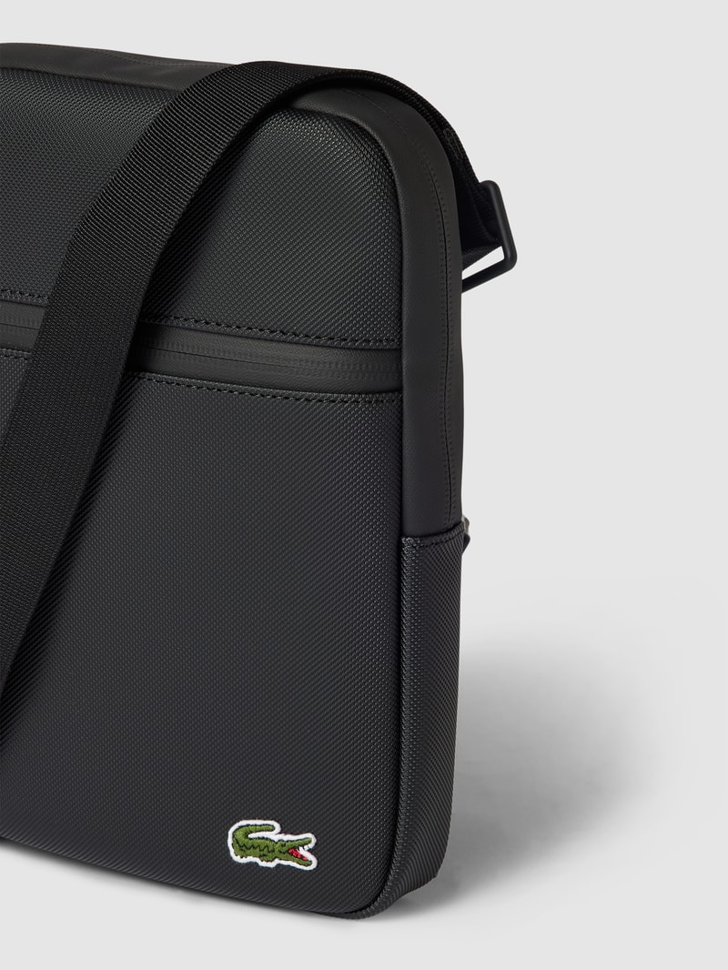 Umhängetasche mit Label-Patch in schwarz