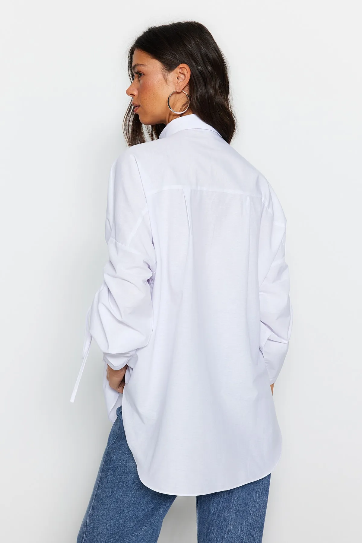 Trendyol Modest  Weißes Hemd aus gewebter Baumwolle mit verstellbaren Ärmeln und Kordelzugdetail TCTSS23TG00011