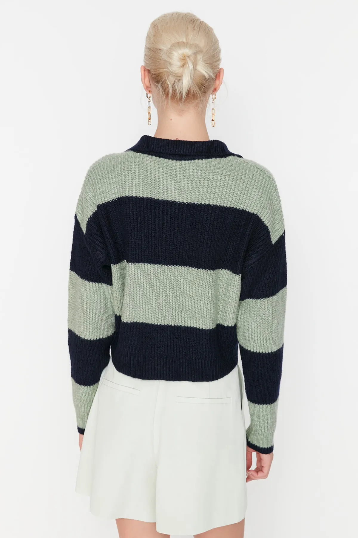 Trendyol Collection  Marineblauer Strickpullover mit weicher Struktur und Farbblockdesign TWOAW22KZ0226