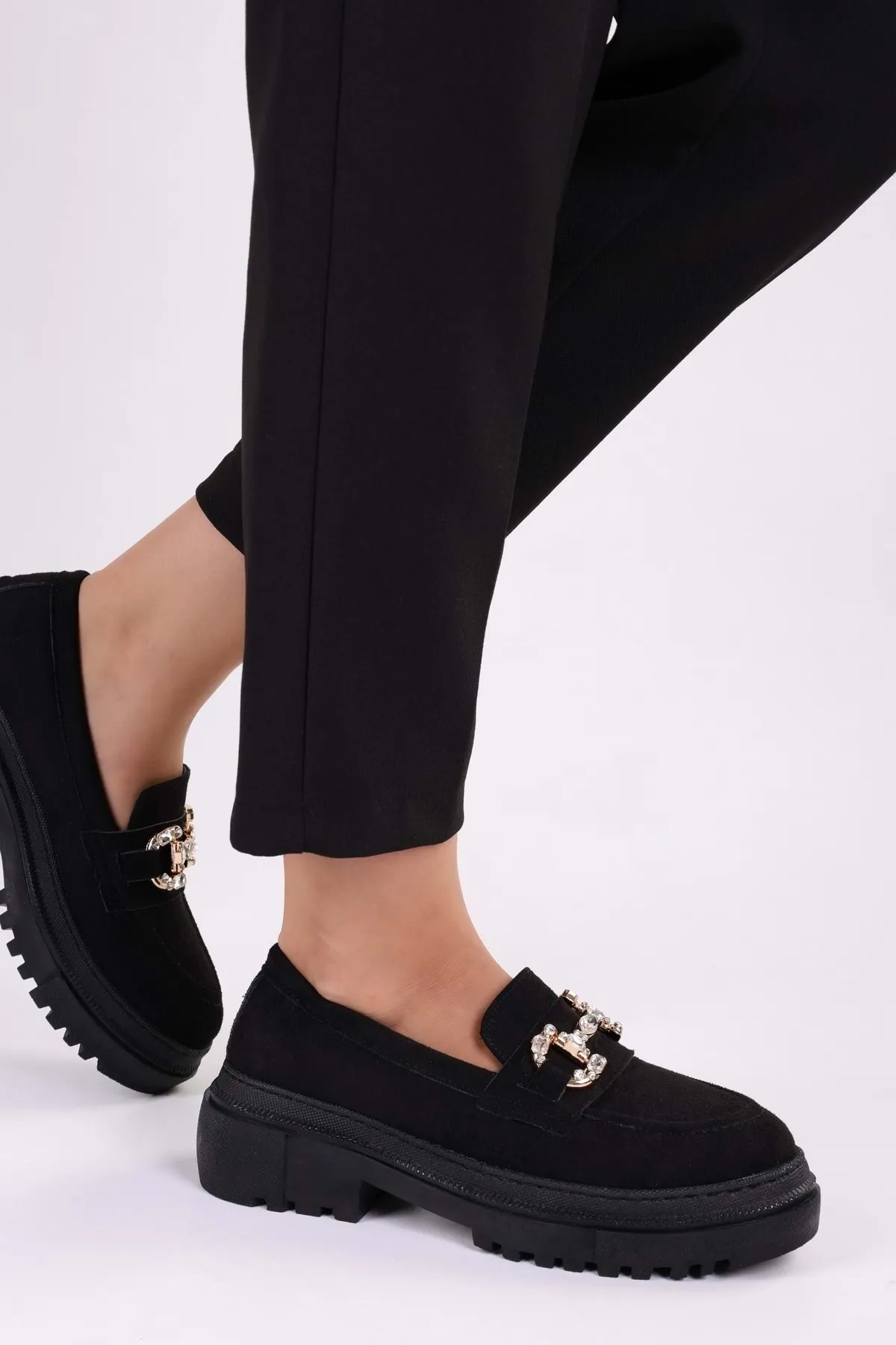Shoeberry  Damen-Loafer Lucie aus schwarzem Wildleder mit Steinschnalle