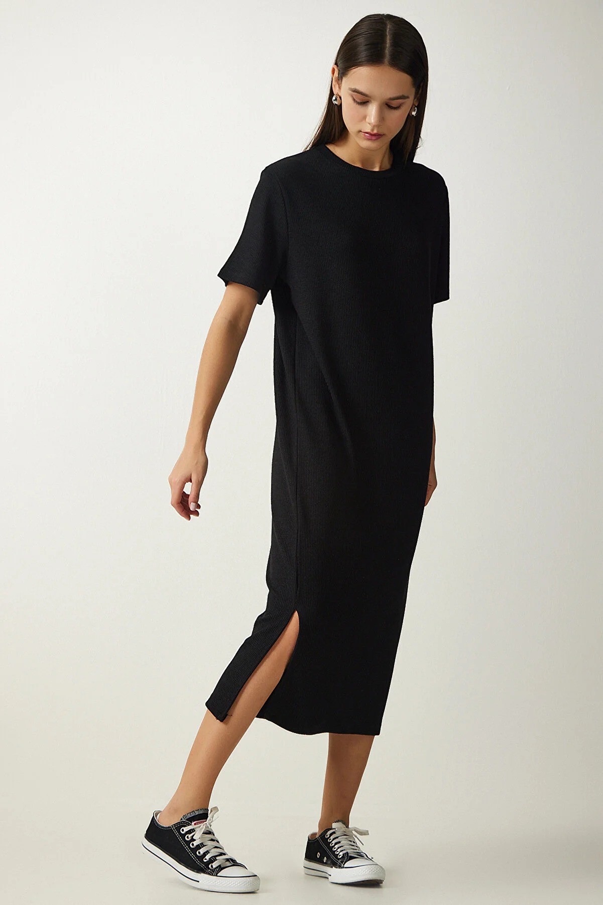 Happiness İstanbul  Schwarzes geripptes Strickkleid für Damen mit Rundhalsausschnitt DZ00111