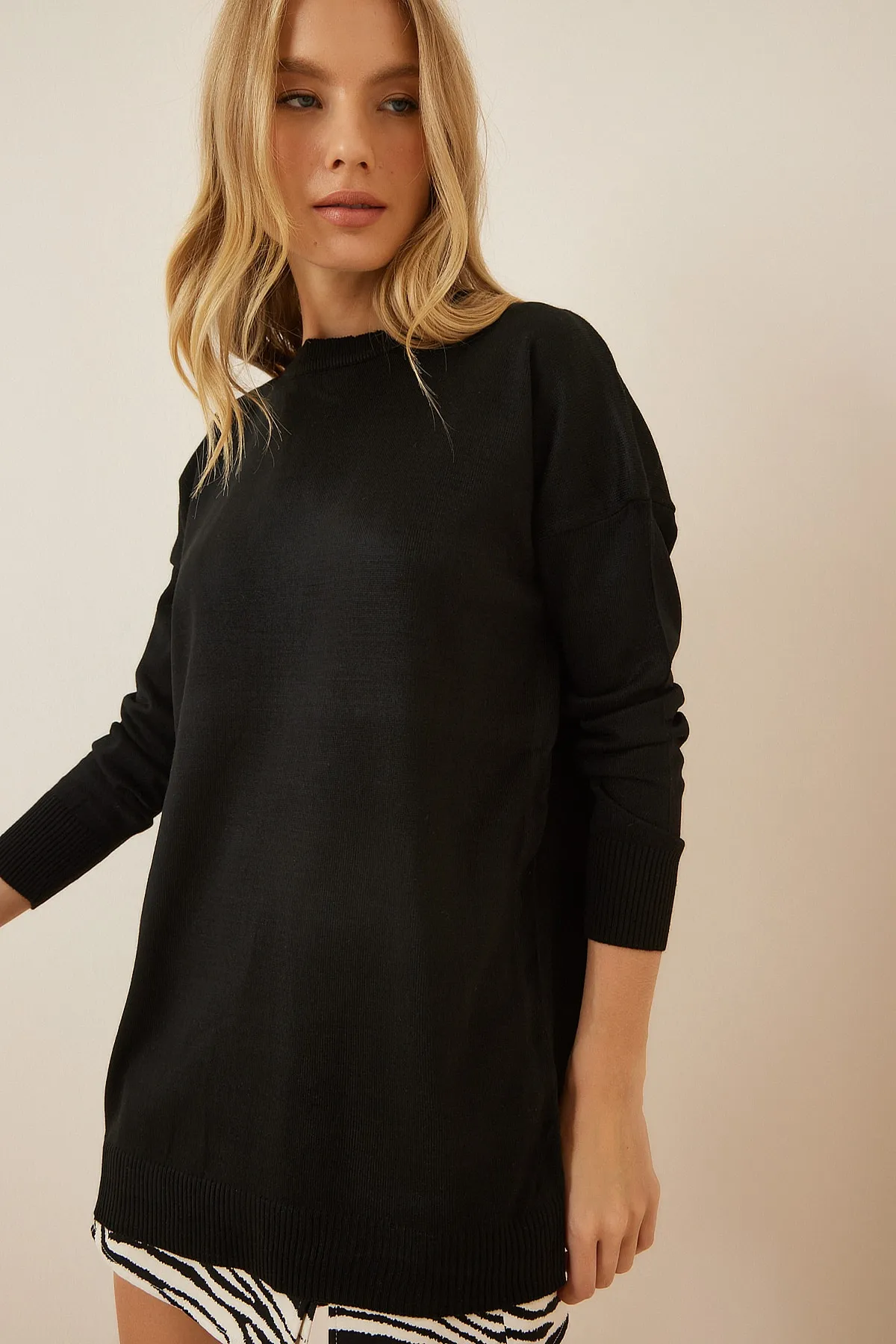 Happiness İstanbul  Schwarzer Oversize-Strickpullover der Saison für Damen PN00053
