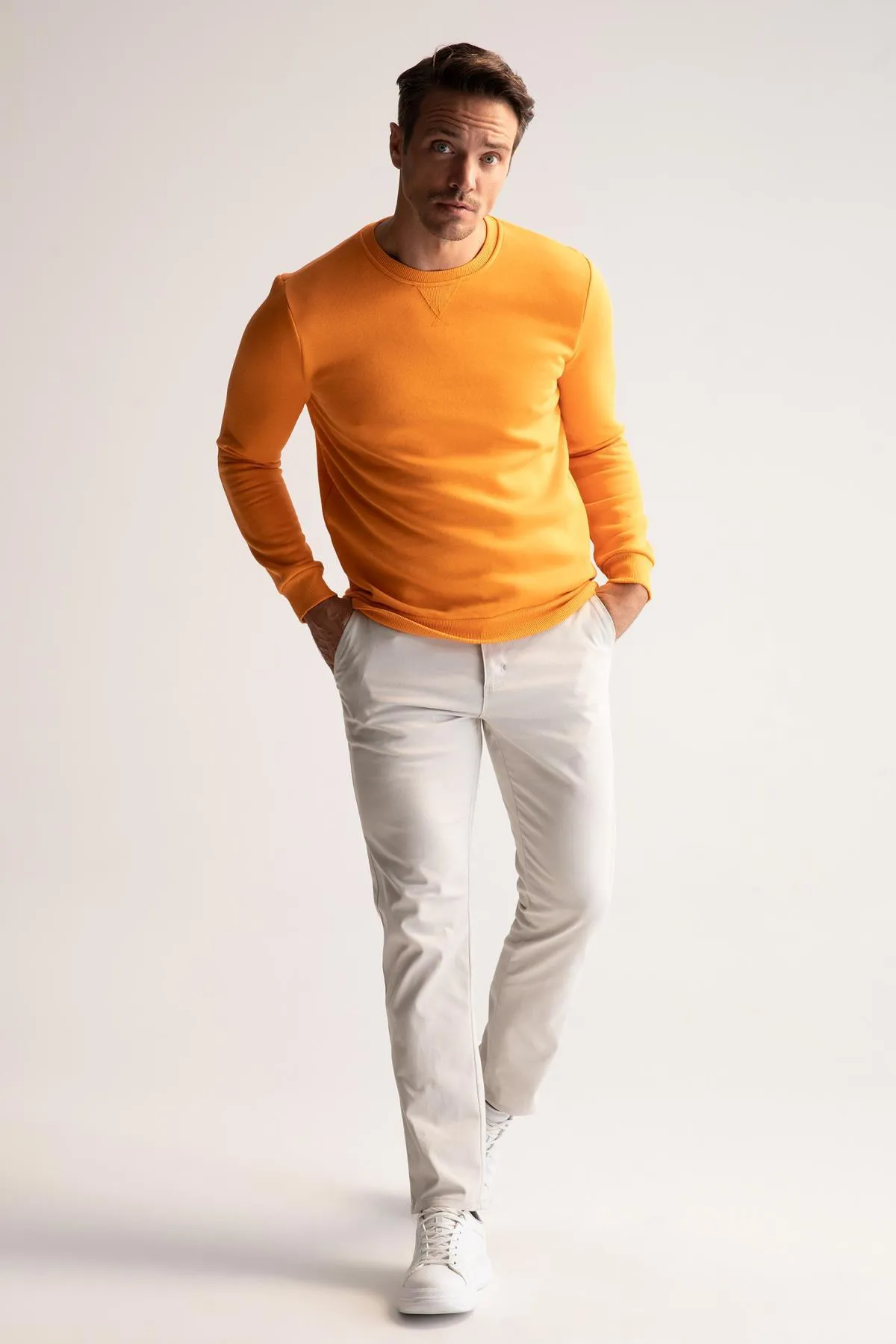 DeFacto  Basic-Sweatshirt aus Baumwolle mit normaler Passform und Rundhalsausschnitt