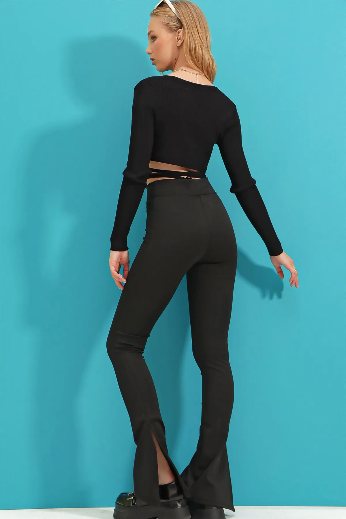 Trend Alaçatı Stili  Schwarze, geknöpfte, seitlich geschlitzte, ausgestellte Stahlhose für Damen ALC-X9288