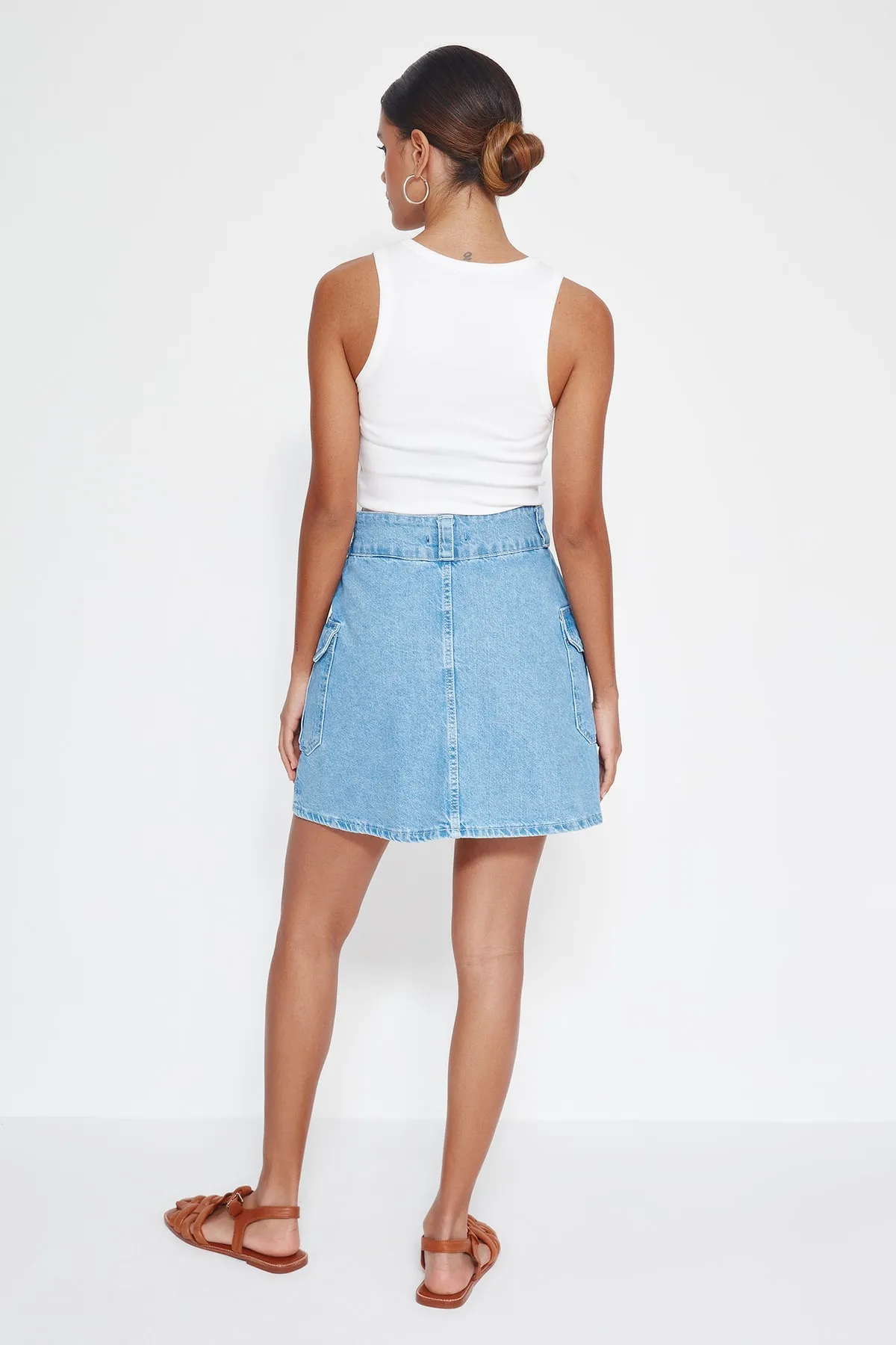 Trendyol Collection  Blauer Mini-Jeansrock mit Taschendetail TWOSS23ET00117
