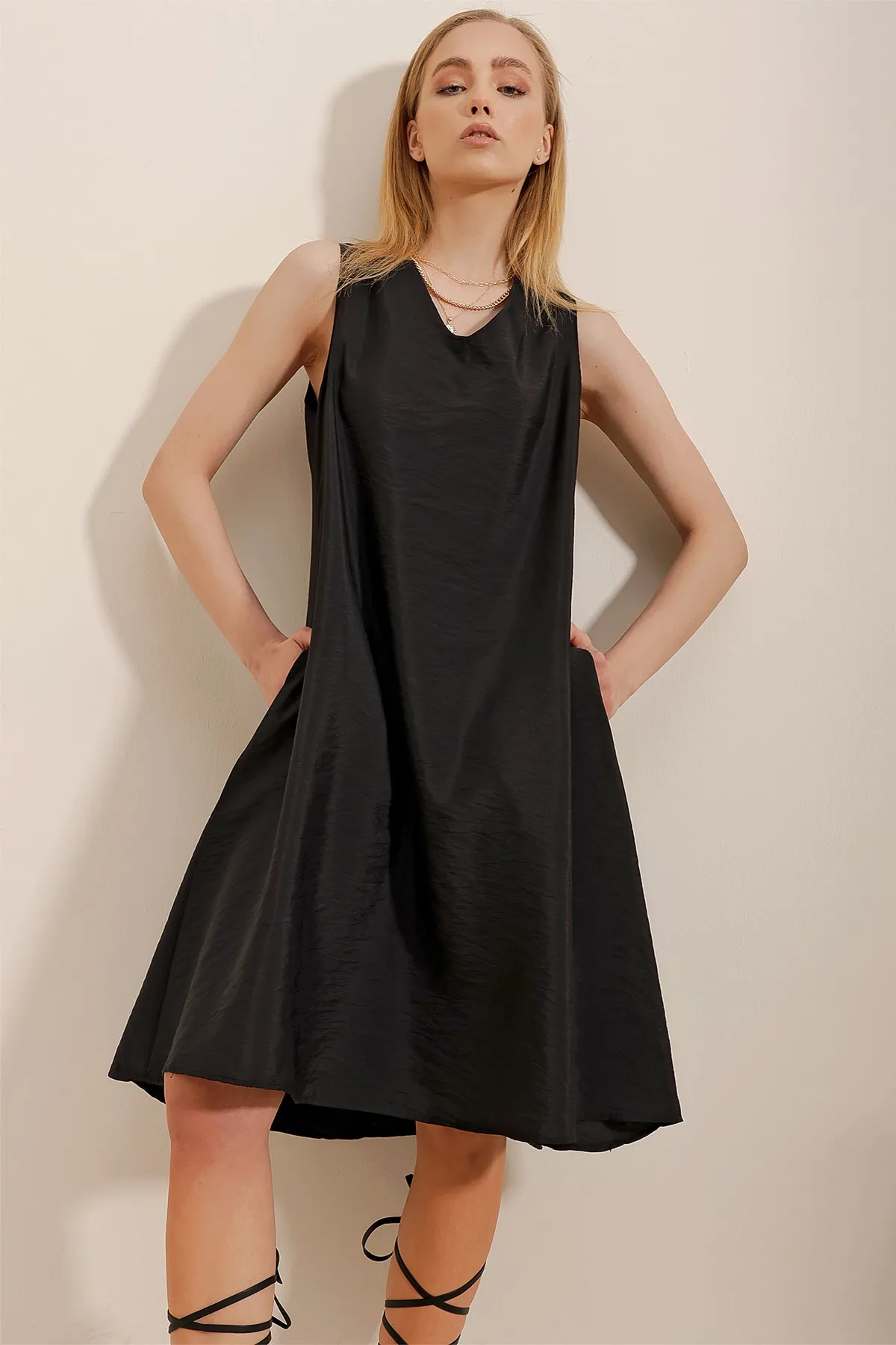 Trend Alaçatı Stili  Schwarzes Aerobin-Webkleid mit V-Ausschnitt und doppelten Taschen für Damen ALC-X10341