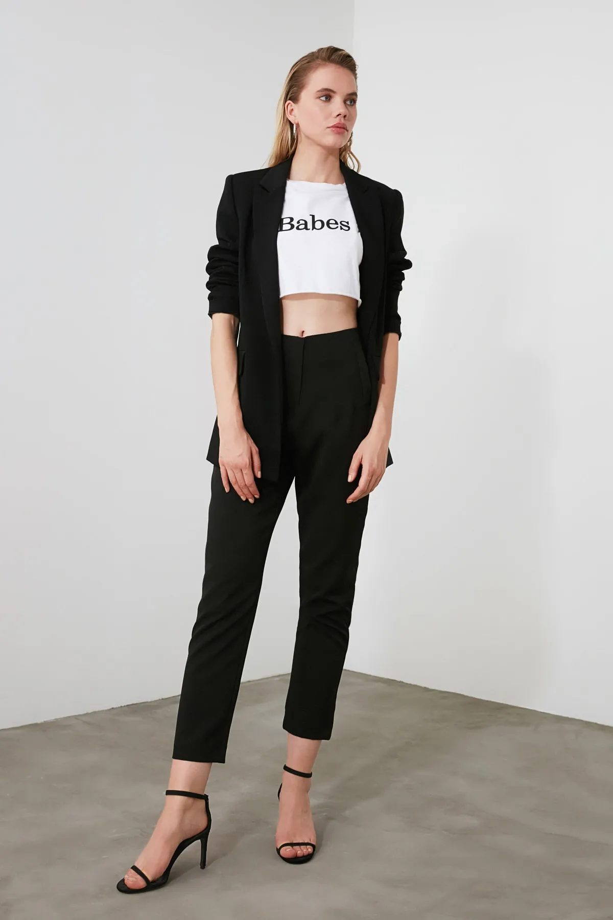 Trendyol Collection  Schwarze knöchellange gewebte Hose mit Zigarettenmuster und Abnähern, hoher Taille TWOSS20PL0515