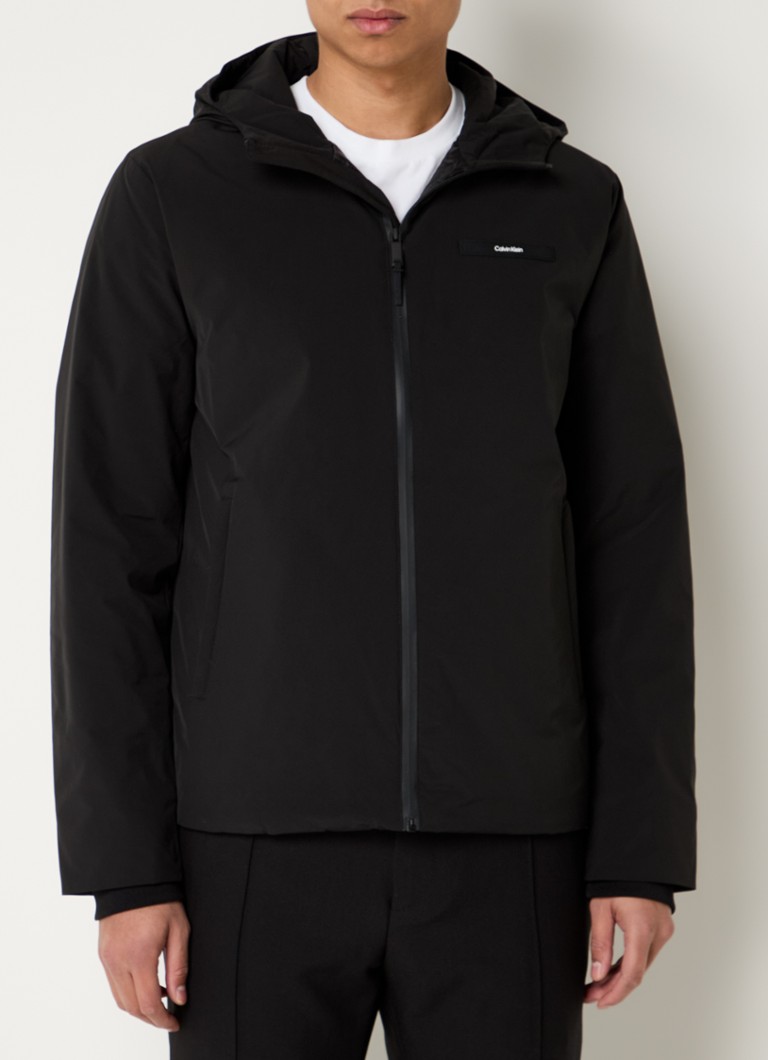 Calvin Klein Softshell jakna s kapuljačom i džepovima s patentnim zatvaračem