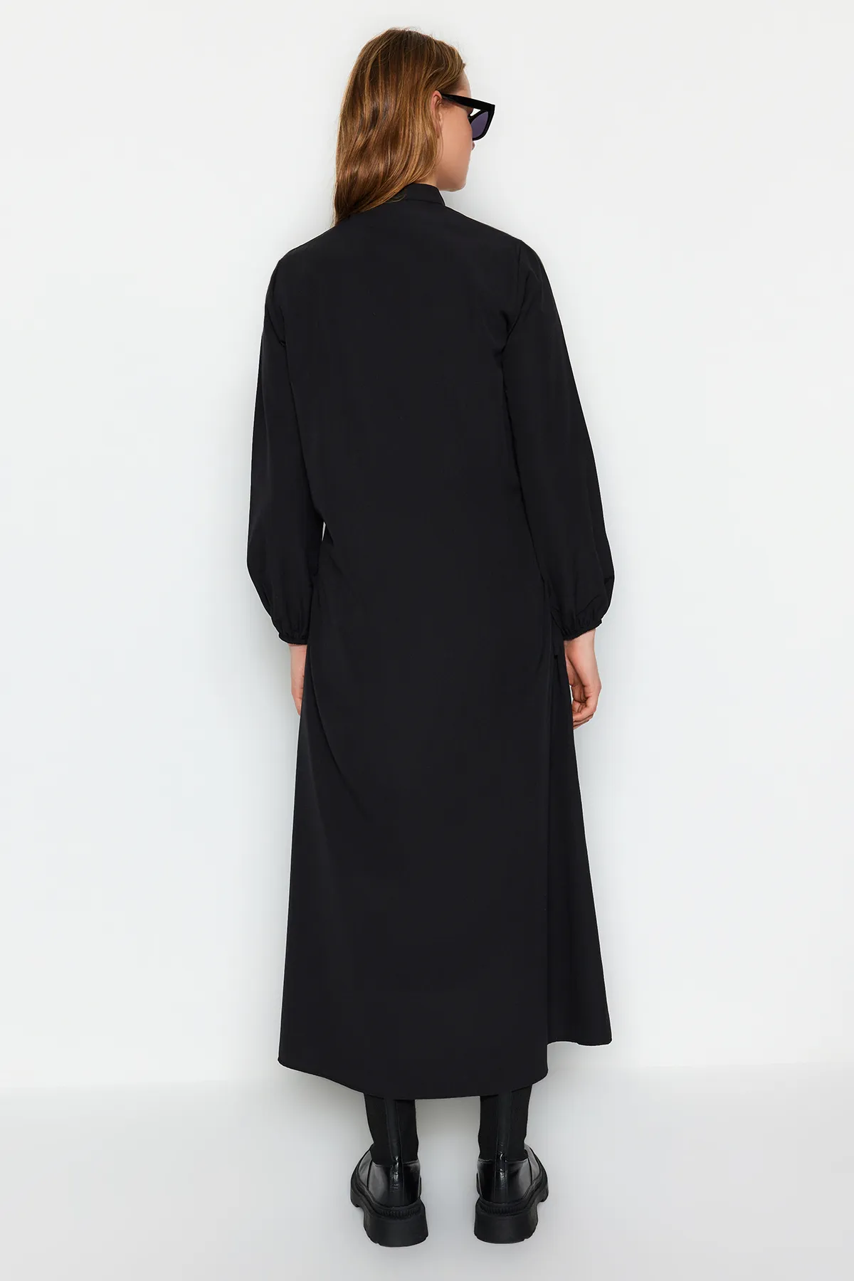 Trendyol Modest  Schwarzes Kleid aus gewebter Baumwolle mit verstellbaren Stopperdetails in der Taille TCTAW24EB00068
