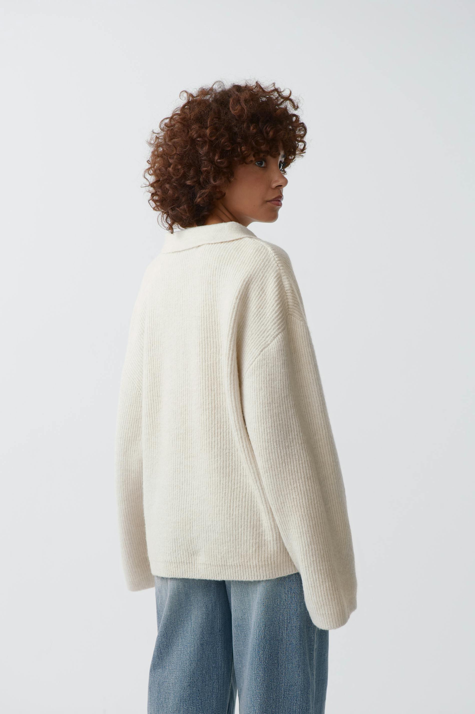 Knitted collar sweater