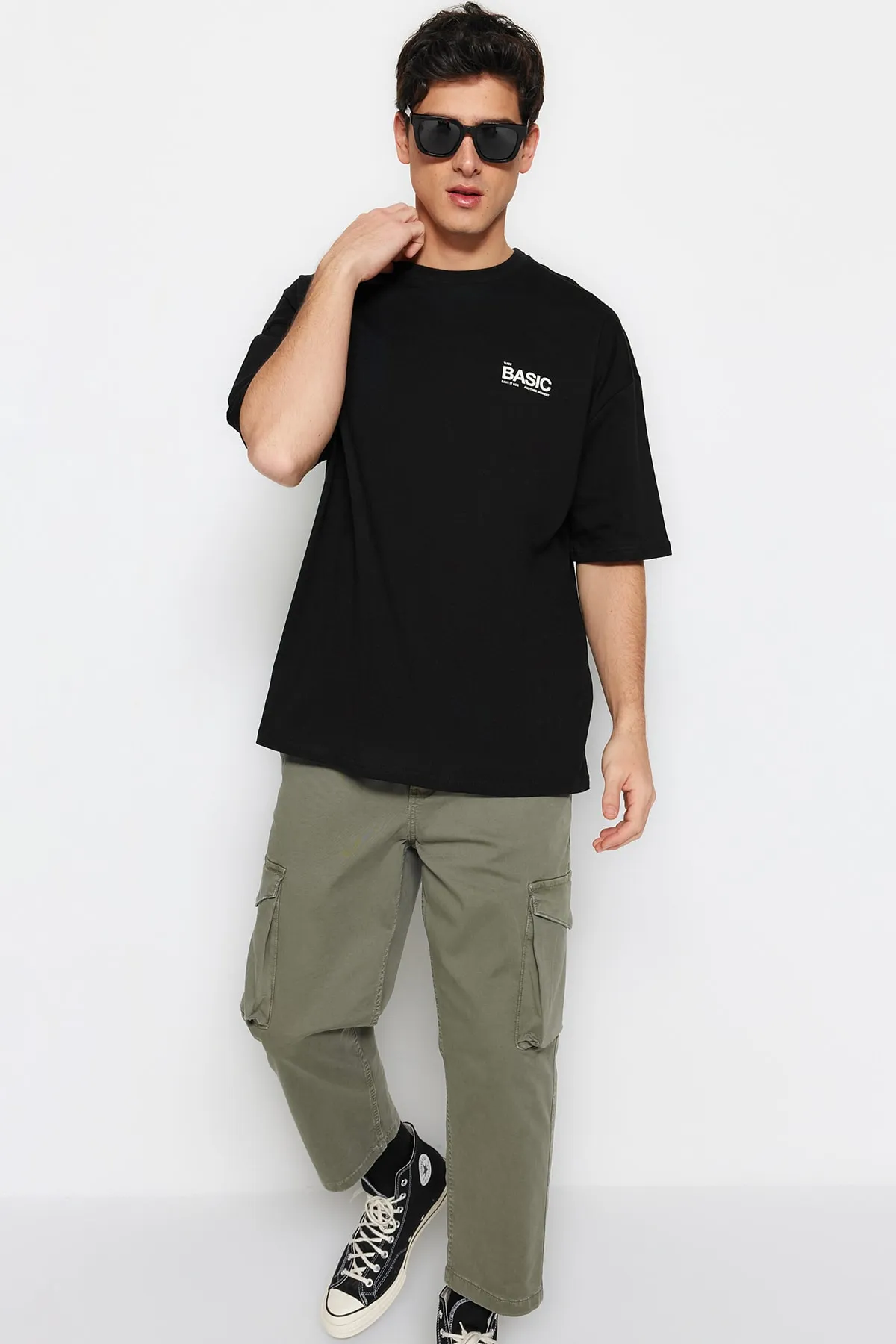 Trendyol Collection  Schwarzes, übergroßes/weit geschnittenes, kurzärmliges T-Shirt aus 100 % Baumwolle mit Textdruck TMNSS23TS00263