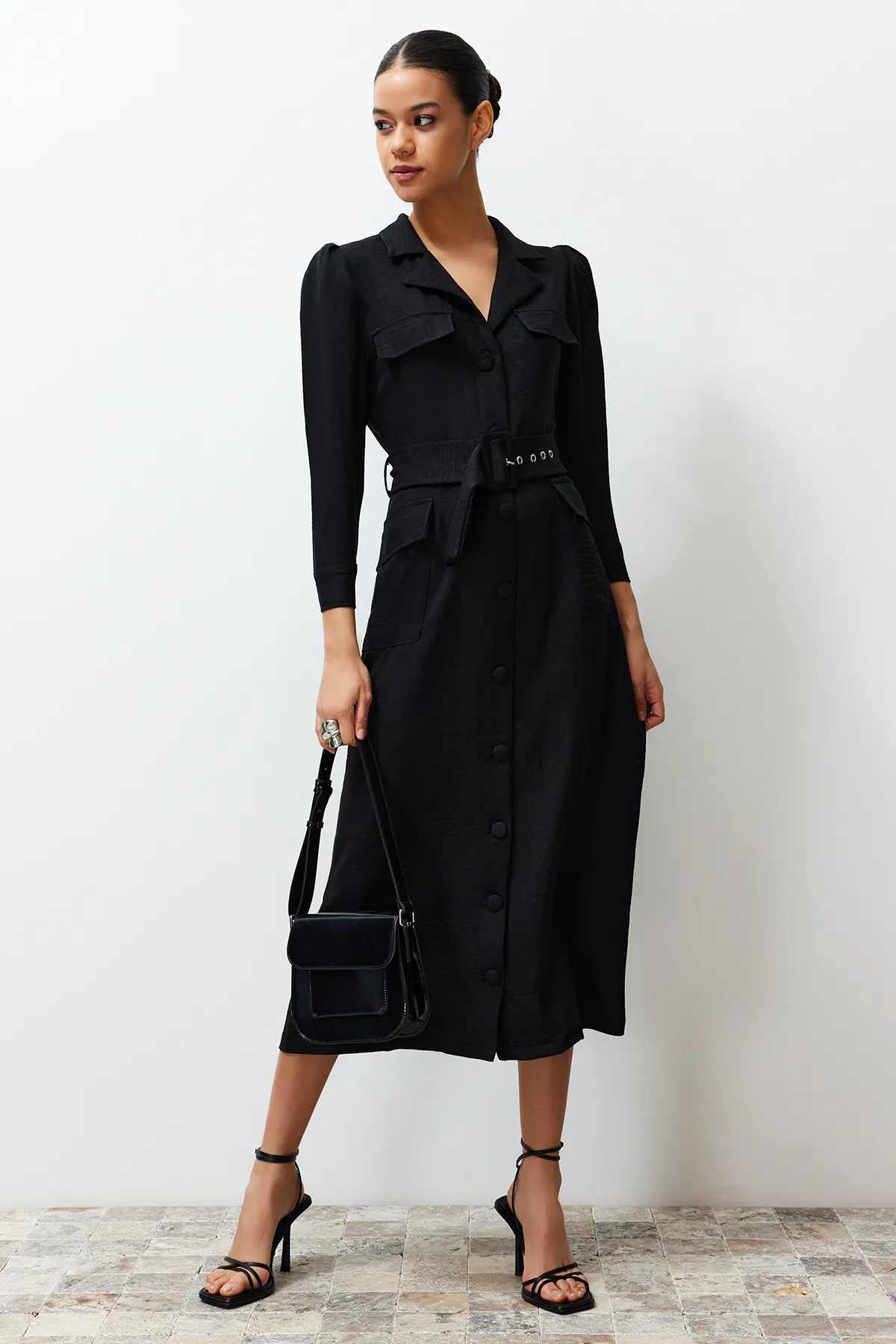 Trendyol Modest  Schwarzes gewebtes Hemdblusenkleid in Leinenoptik mit Gürtel TCTSS24EB00017