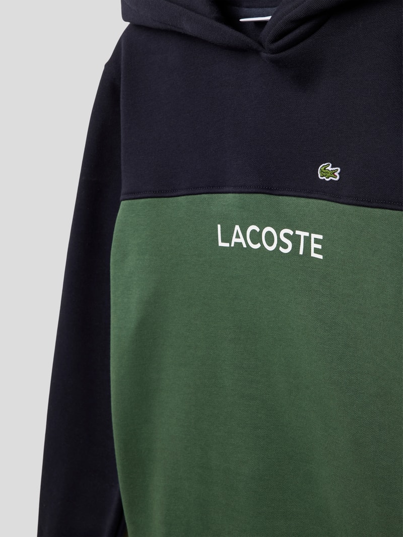 Hoodie im Colour-Blocking-Design in dunkelgrün