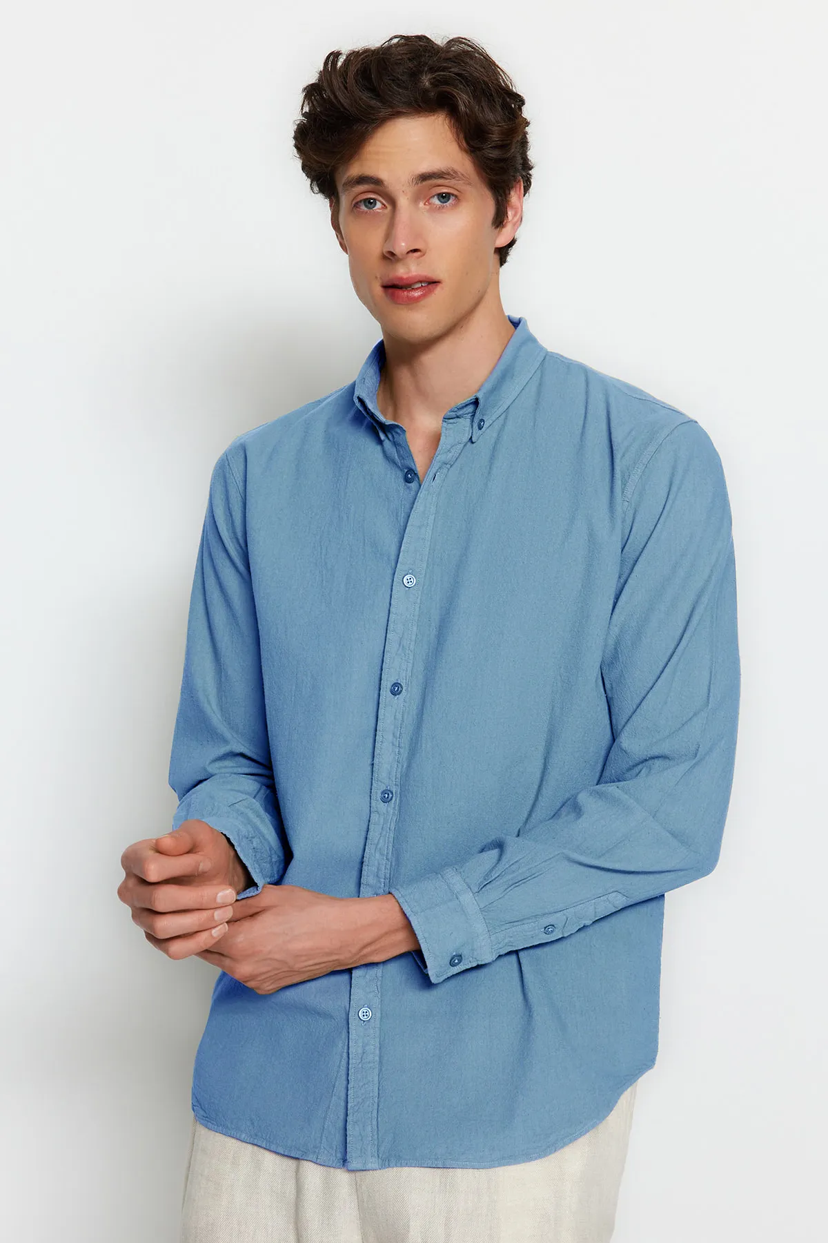 Trendyol Collection  Blaues Unisex-Hemd mit regulärer Passform aus 100 % Baumwolle und Leinenoptik TMNSS23GO00099