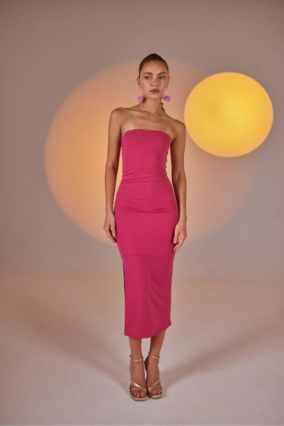HOLLY LOLLY  Trägerloses Midi-Bodycon-Kleid mit Schlitz in Rosa
