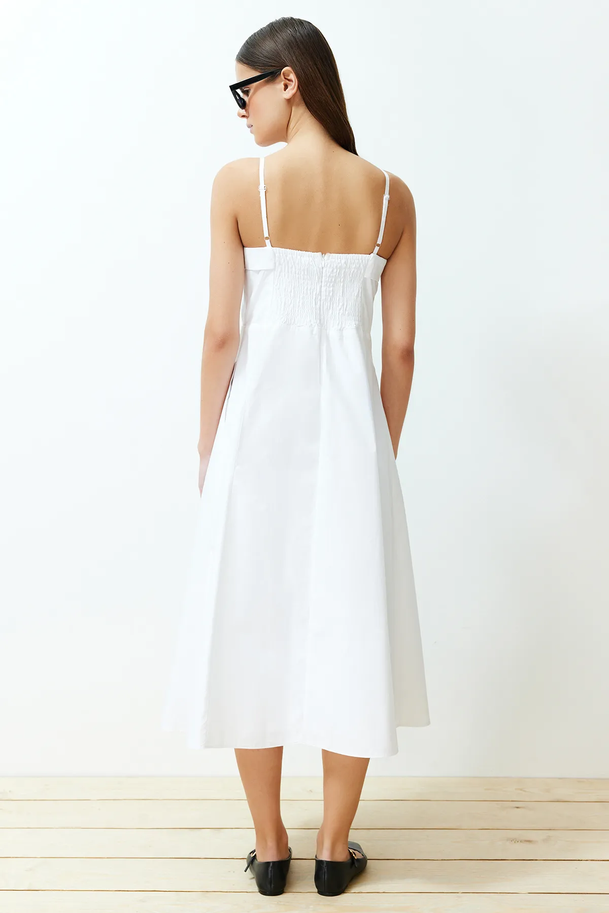 Trendyol Collection  Weißes Midi-Kleid aus 100 % gewebter Baumwollpopeline TWOSS24EL00031