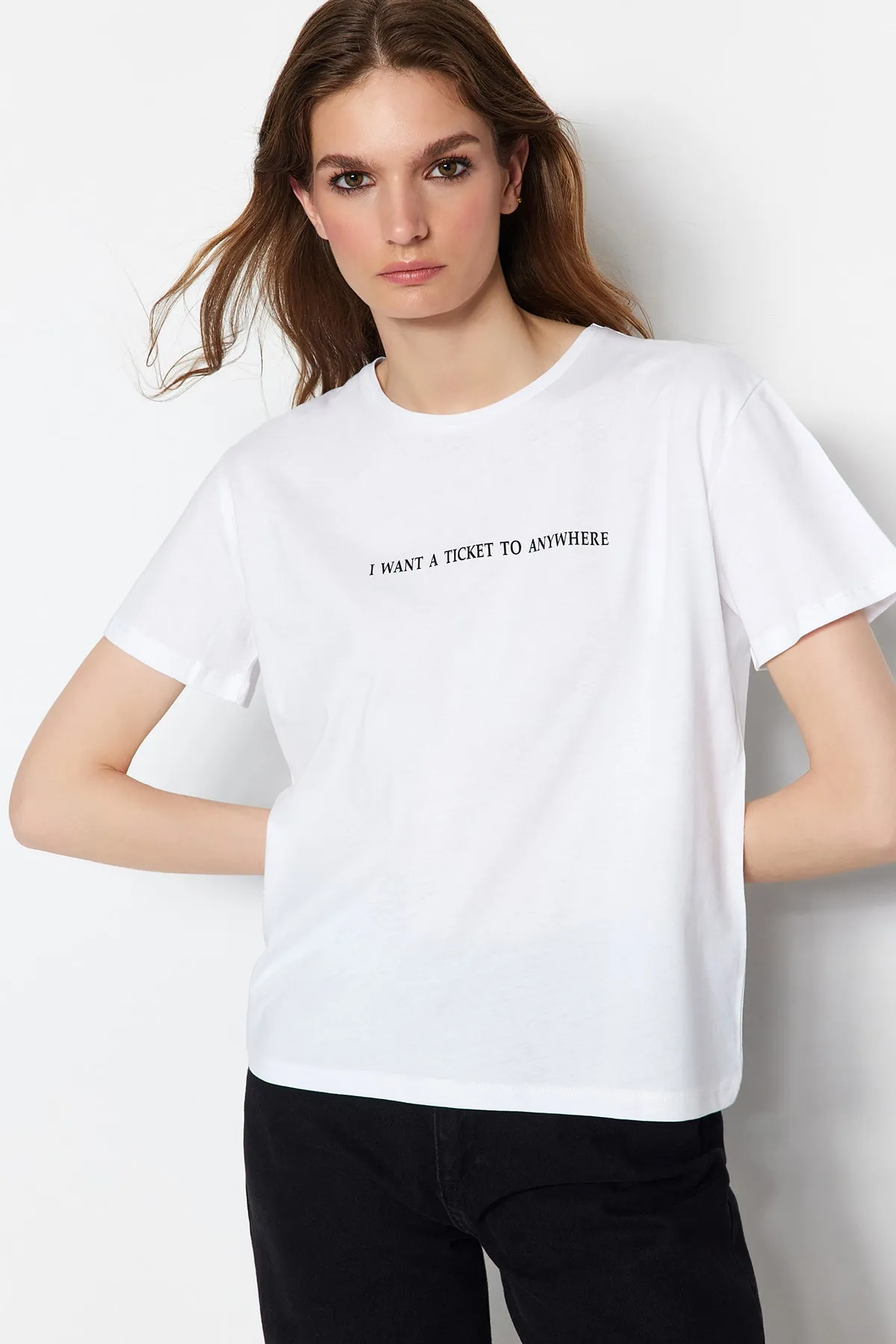 Trendyol Collection  Weißes, bequem geschnittenes Basic-Strick-T-Shirt mit Rundhalsausschnitt aus 100 % Baumwolle mit Slogan-Aufdruck TWOSS20TS0207