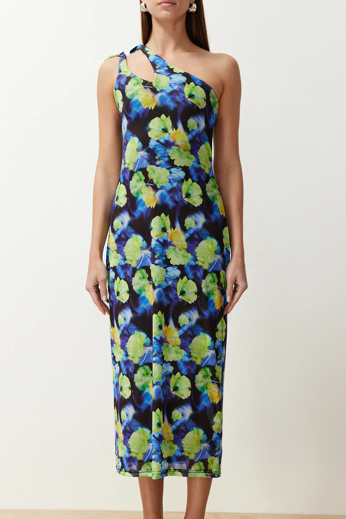 Trendyol Collection  Blaues, asymmetrisches, mit Tüll gefüttertes, figurbetontes Maxi-Bleistiftkleid aus dehnbarem Strick TWOSS23EL02315