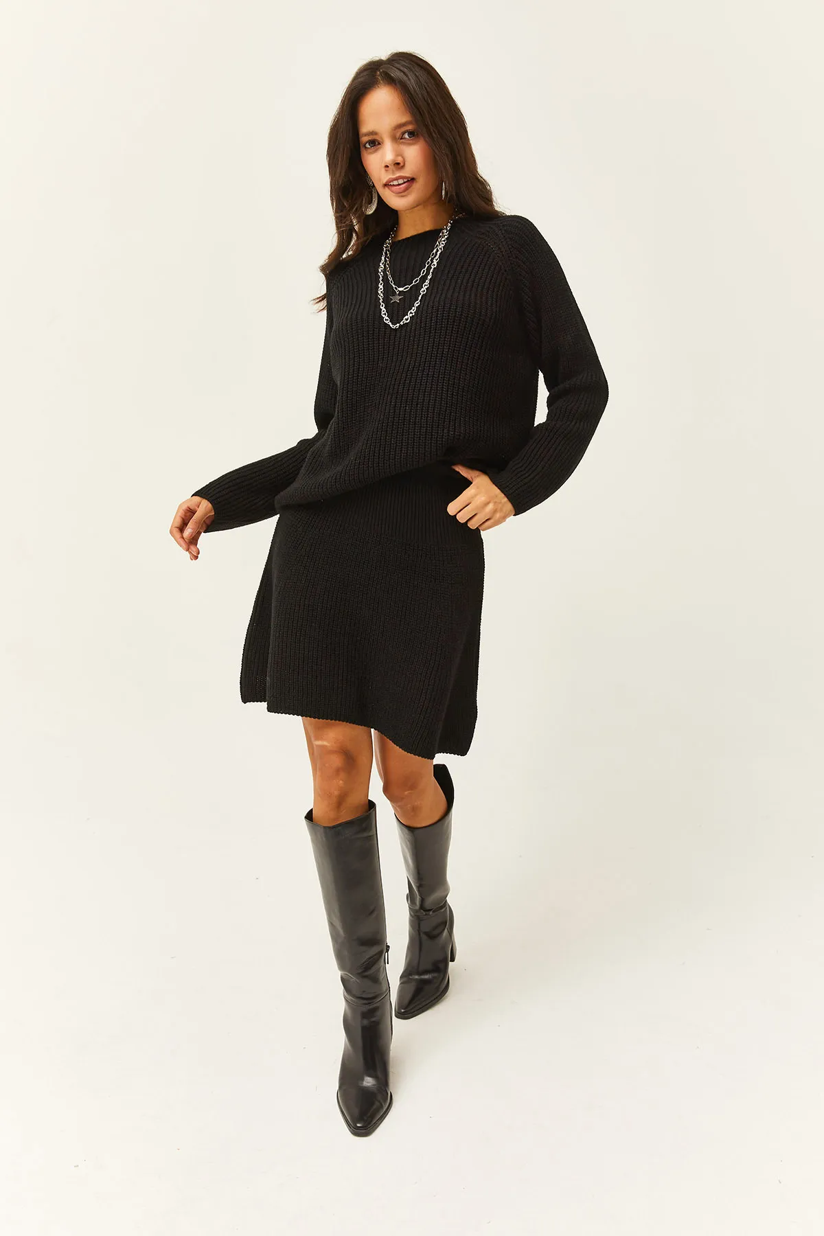 Olalook  Damen-Strickanzug mit schwarzem Oberteil, Pullover und Mini-Schlagrock, TKM-19000248