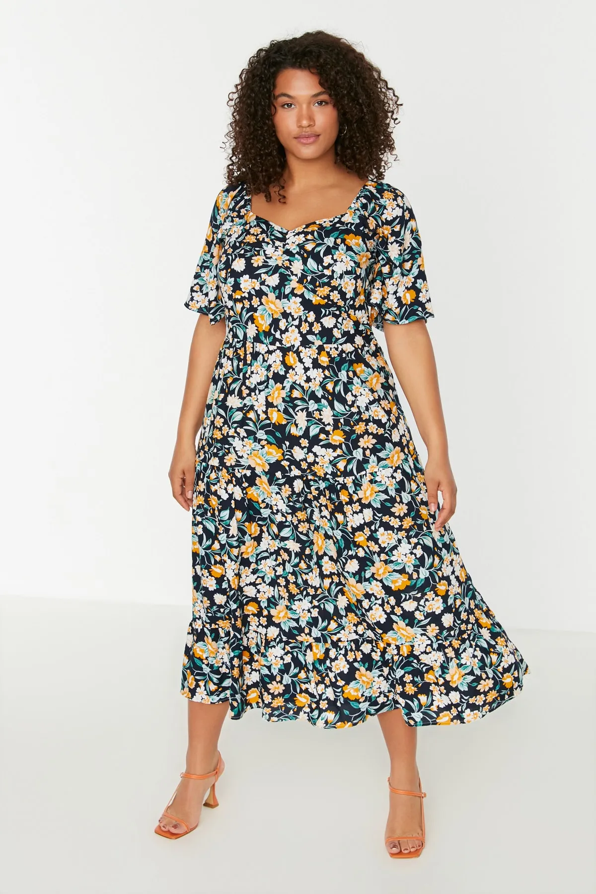 Trendyol Curve  Marineblaues Kleid mit floralem Muster und gewebten Rüschendetails TBBSS22EL1600