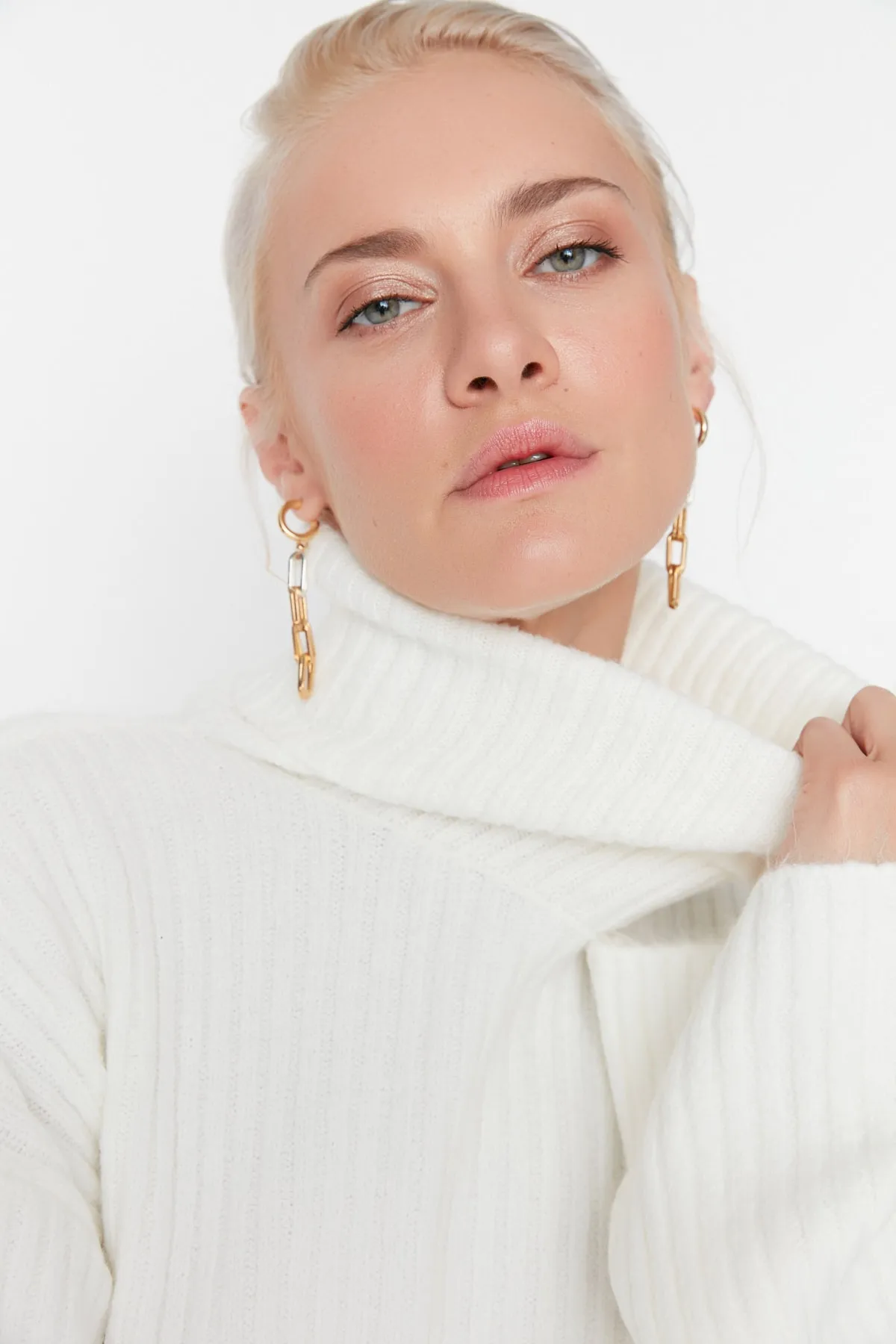 Trendyol Collection  Ecrufarbener Rollkragenpullover mit weicher Struktur und weiter Passform TWOAW23KZ0054