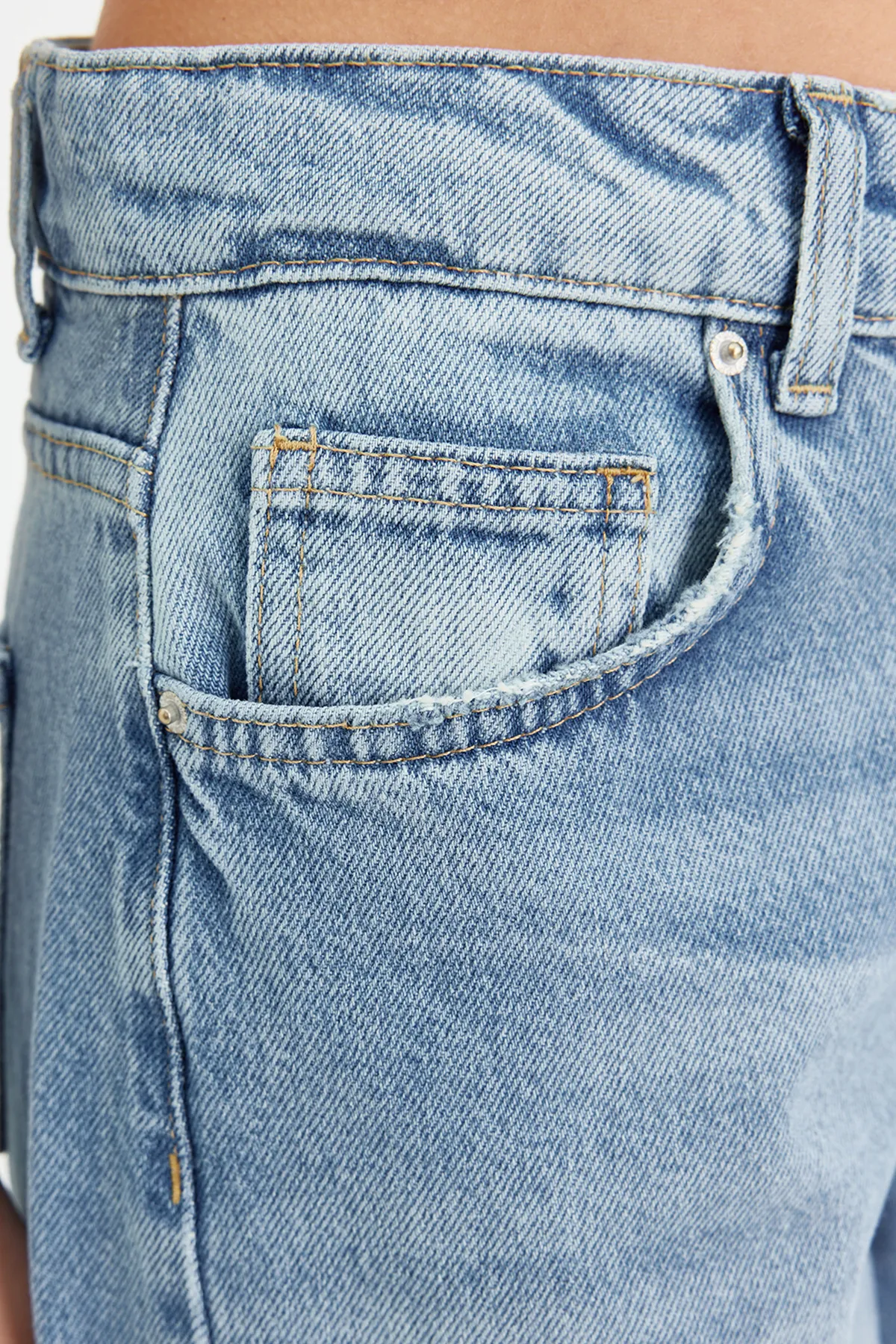 Trendyol Collection  Blaue Jeans mit normaler Taille und extra weitem Bein und detaillierten Nähten TWOSS24JE00062