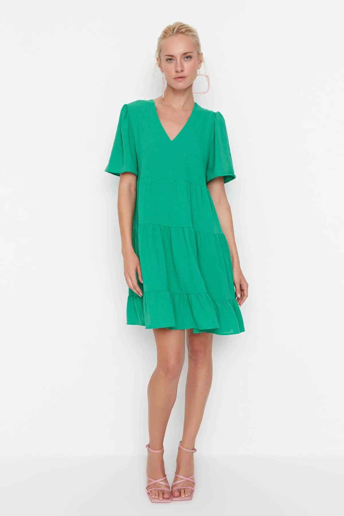 Trendyol Collection  Dunkelgrünes, weit geschnittenes Mini-Webkleid TWOSS20EL0400