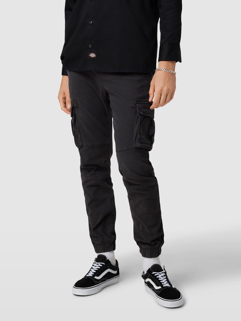 Cargohose mit Label-Detail in anthrazit
