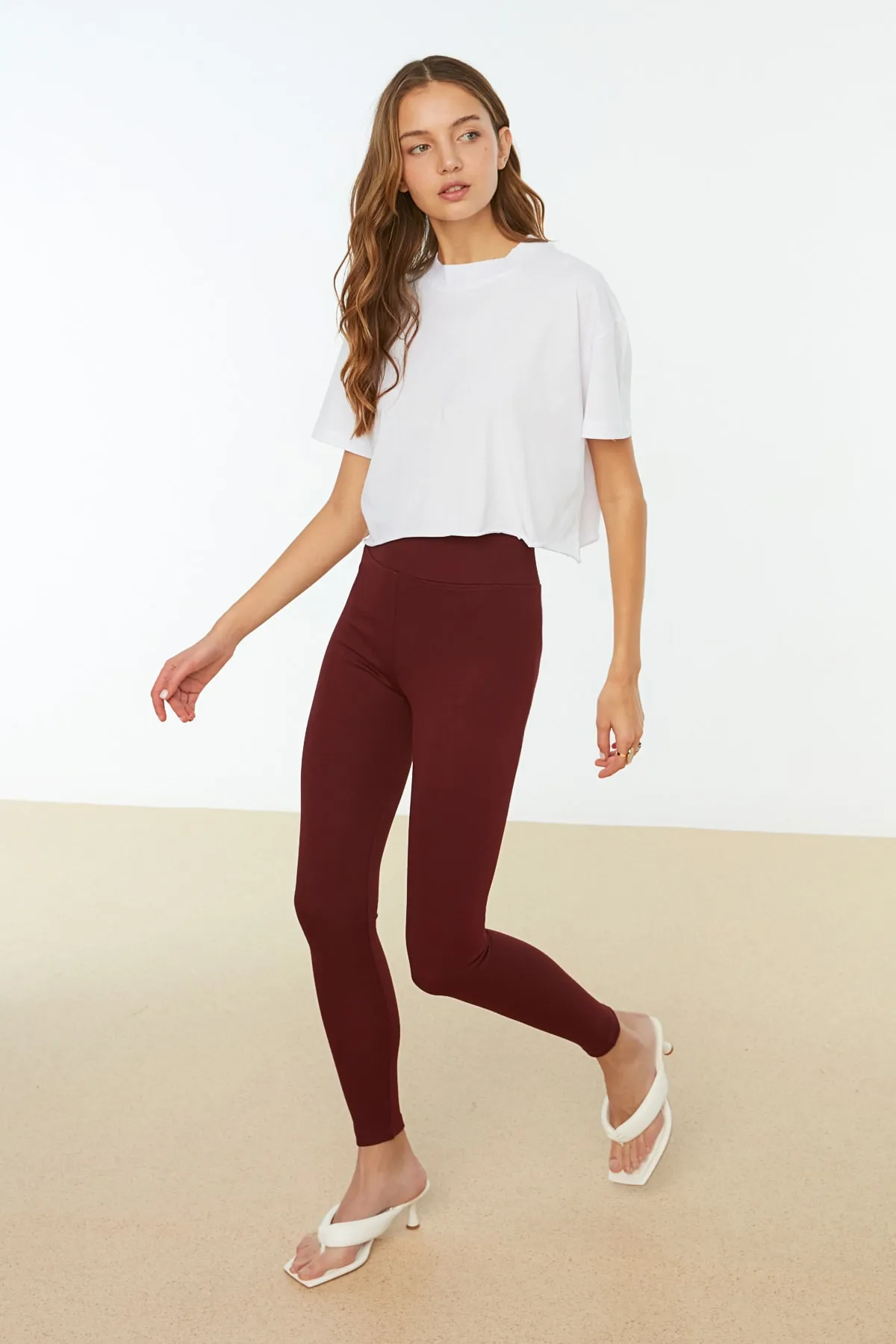 Trendyol Collection  Weißes, kurz geschnittenes Strick-T-Shirt aus 100 % Baumwolle mit Stehkragen TWOSS20TS0287
