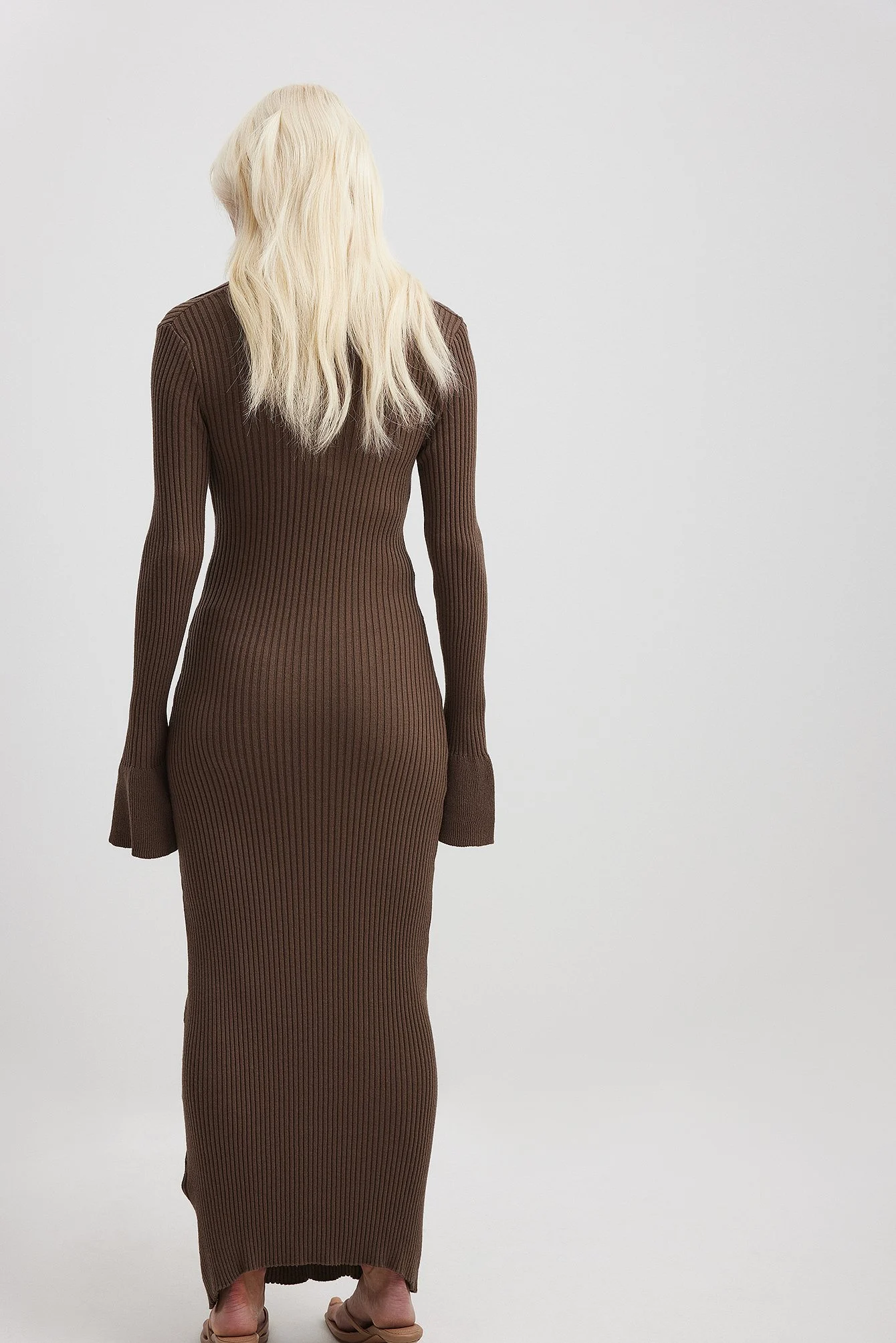 Rippenstrick-Kleid mit Trompetenärmeln