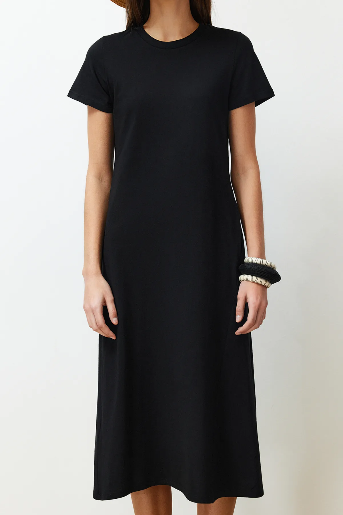Trendyol Collection  Schwarzes Premium-Strick-Midikleid in A-Linie mit Rundhalsausschnitt und Taschen TWOSS24EL00169