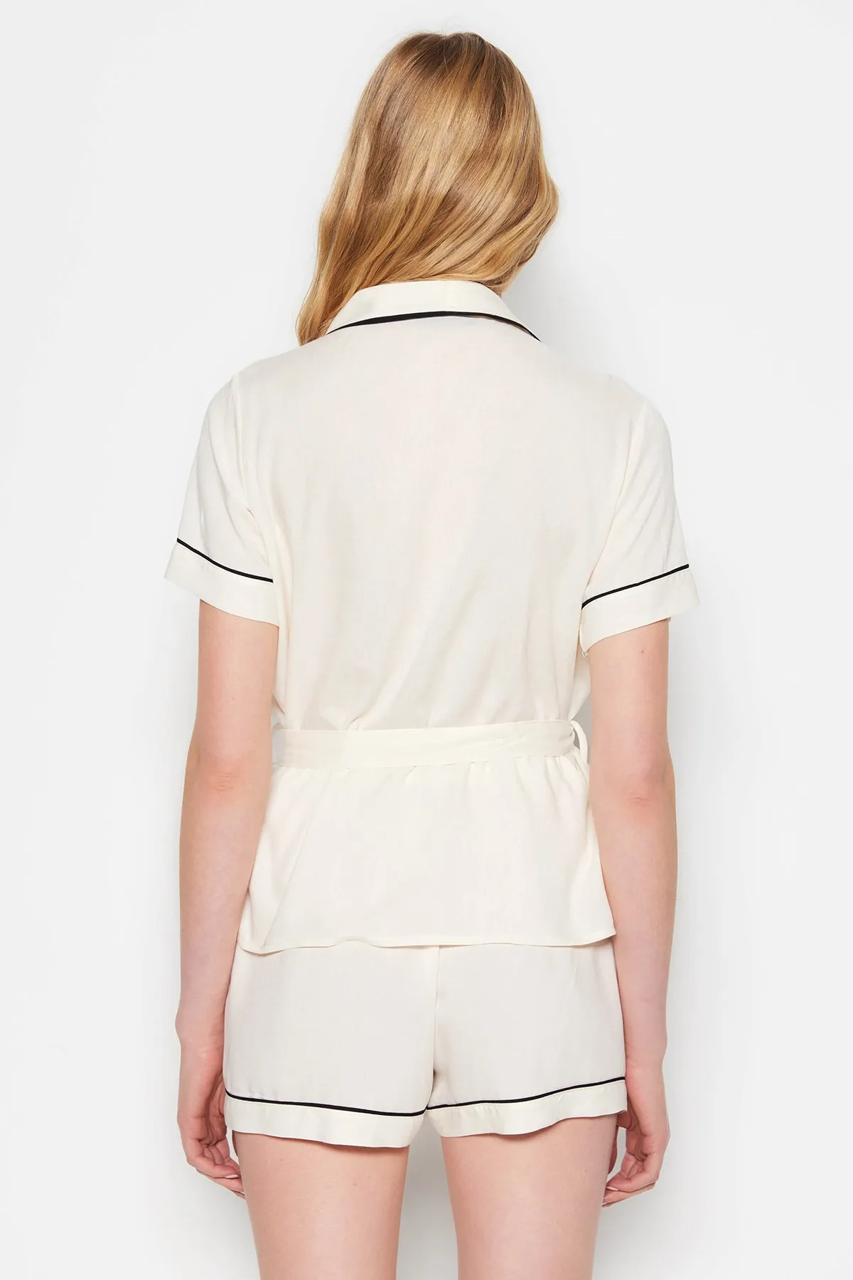 Trendyol Collection  Beiges Pyjama-Set aus Viskose mit Hemd und Shorts, mit Gürtel und Paspelierung THMSS23PT00203