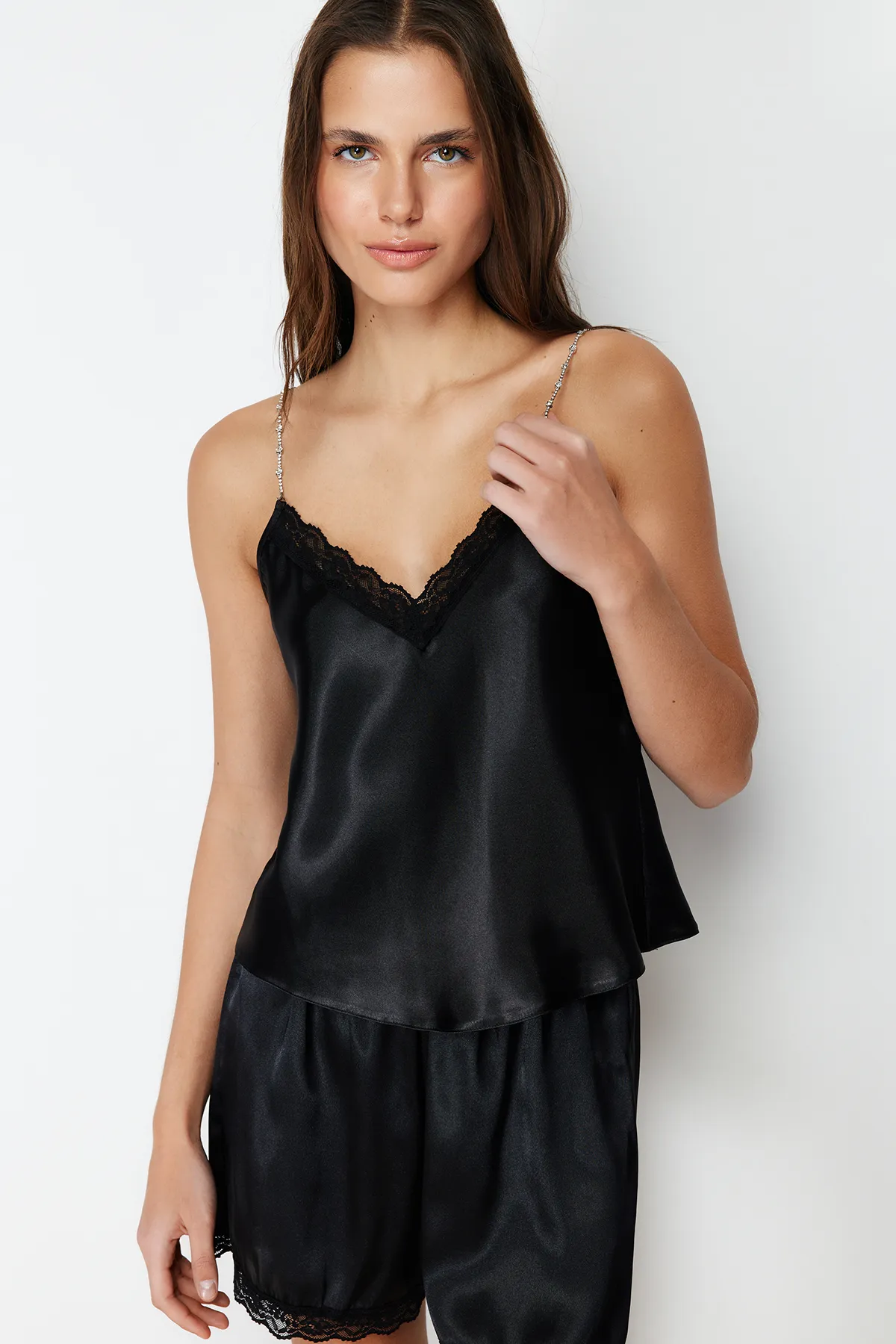 Trendyol Collection  Schwarzes Pyjama-Set aus gewebtem Satin mit Ketten- und Spitzendetail THMSS24PT00110
