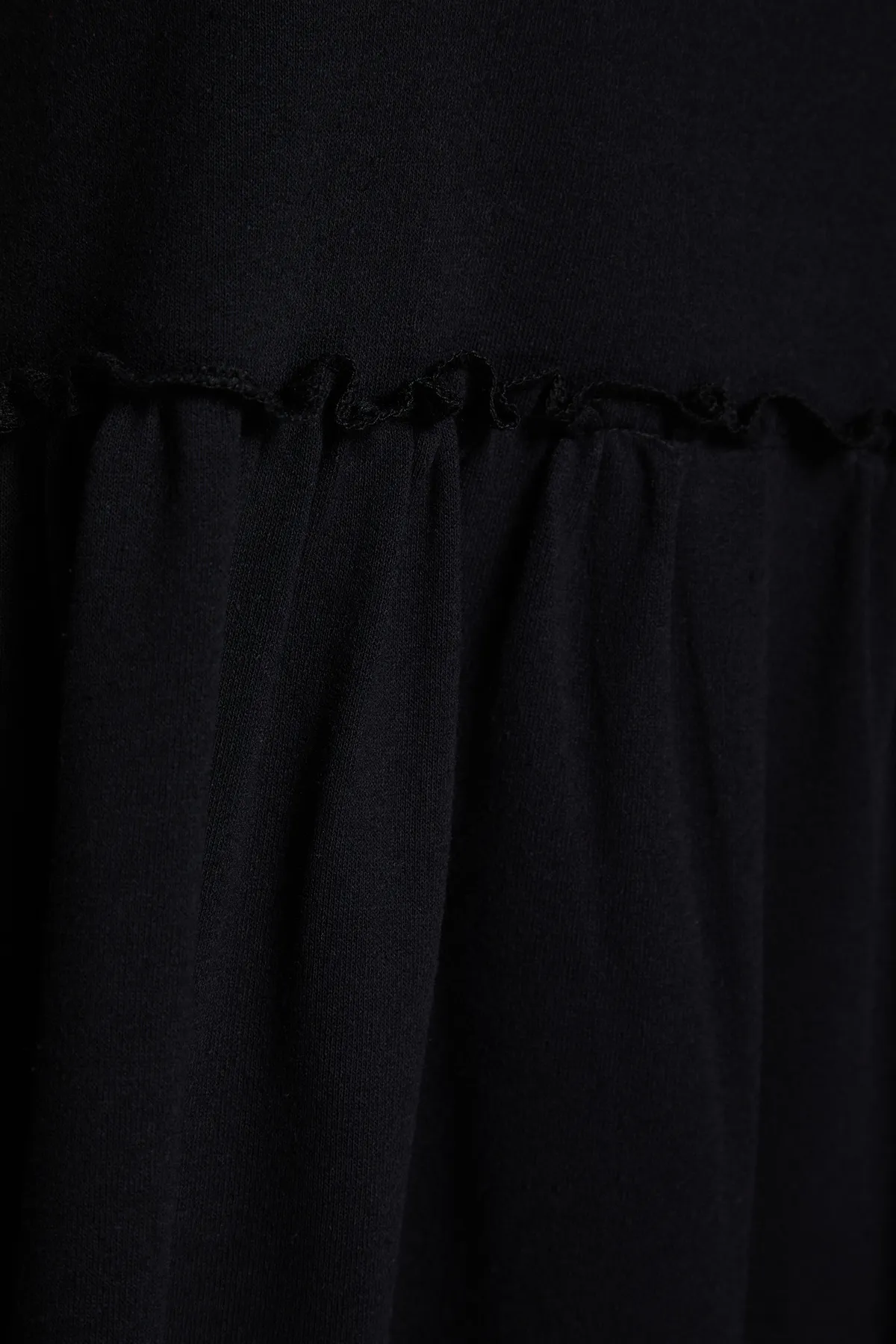 Trendyol Modest  Schwarzes Strickkleid mit Cut-Out-Taille TCTSS23EB00307