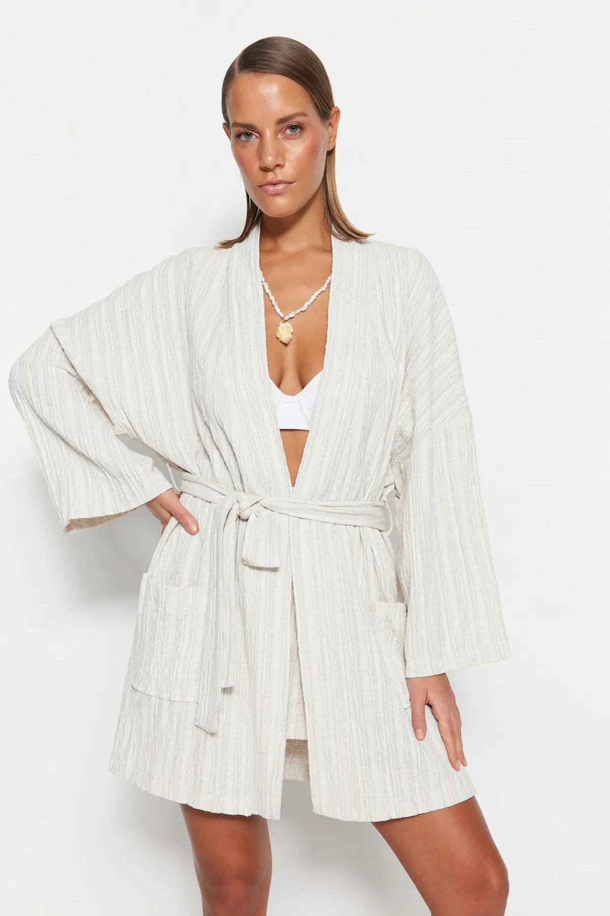 Trendyol Collection  Ecrufarbener, gewebter Mini-Kimono und Kaftan aus Leinenmischung mit Gürtel TBESS23KM00081