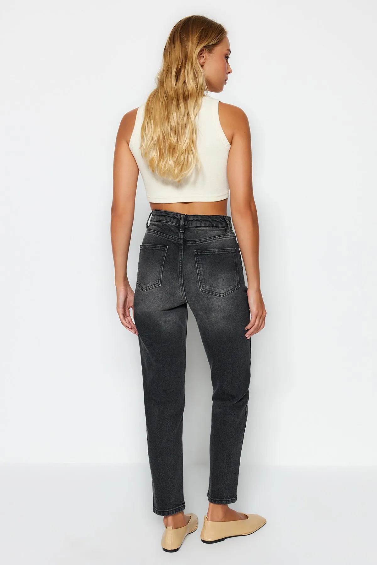 Trendyol Collection  Schwarze Slim Mom-Jeans mit hoher Taille TWOAW24JE00094