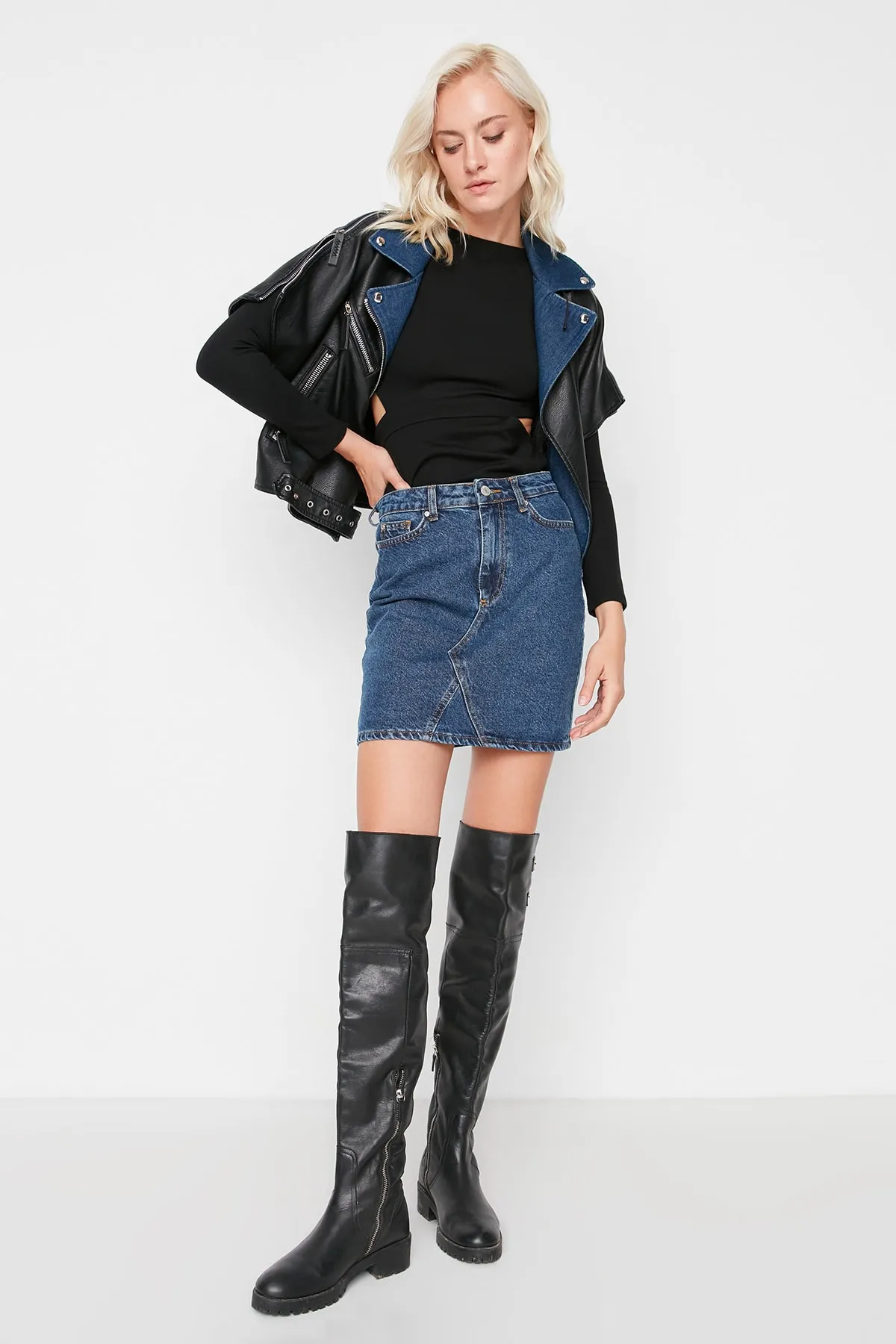 Trendyol Collection  Indigoblauer Mini-Jeansrock mit hoher Taille und Basic-Nähten TWOSS20ET0151